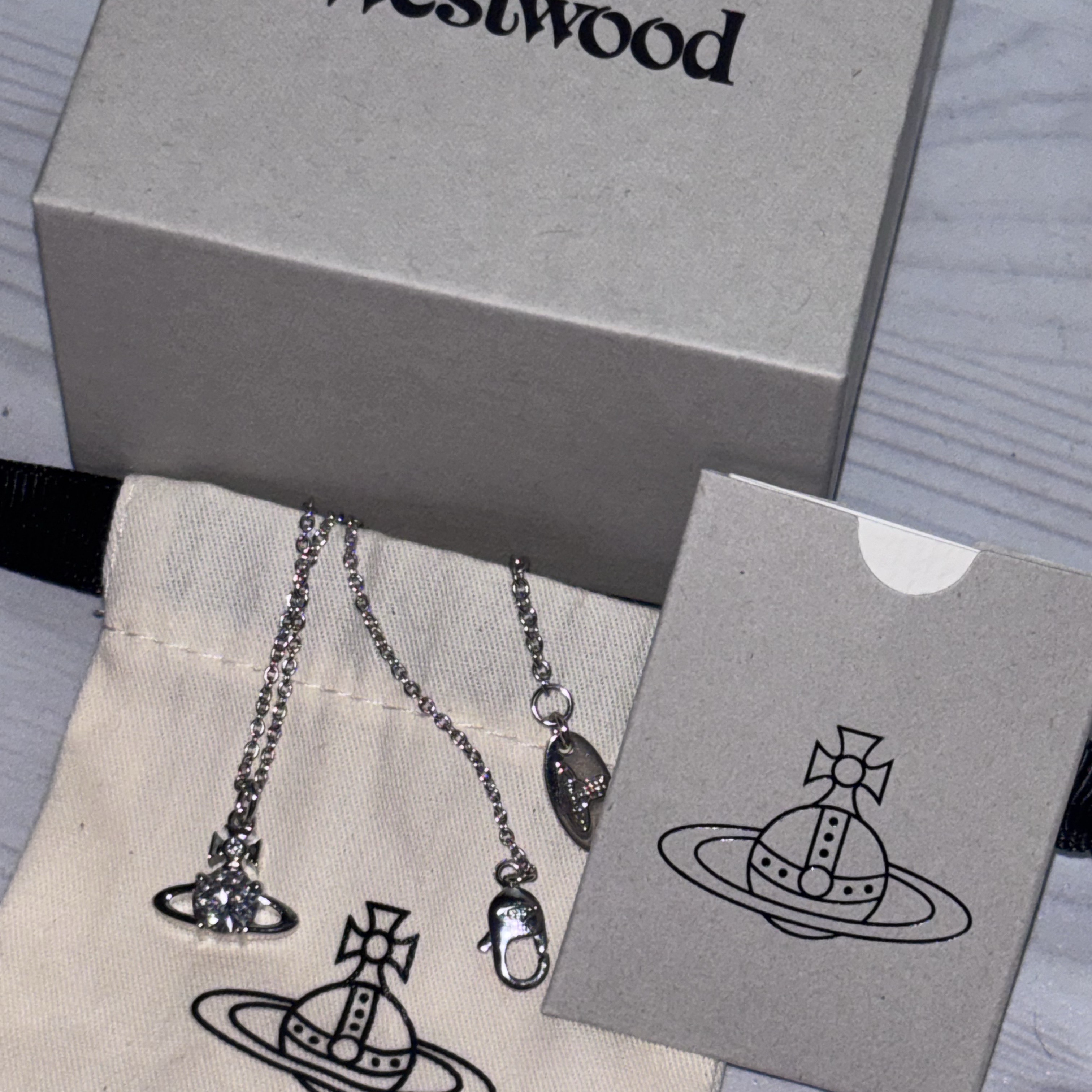 Vivienne Westwood Reina Pendant Silver 착용 스타일