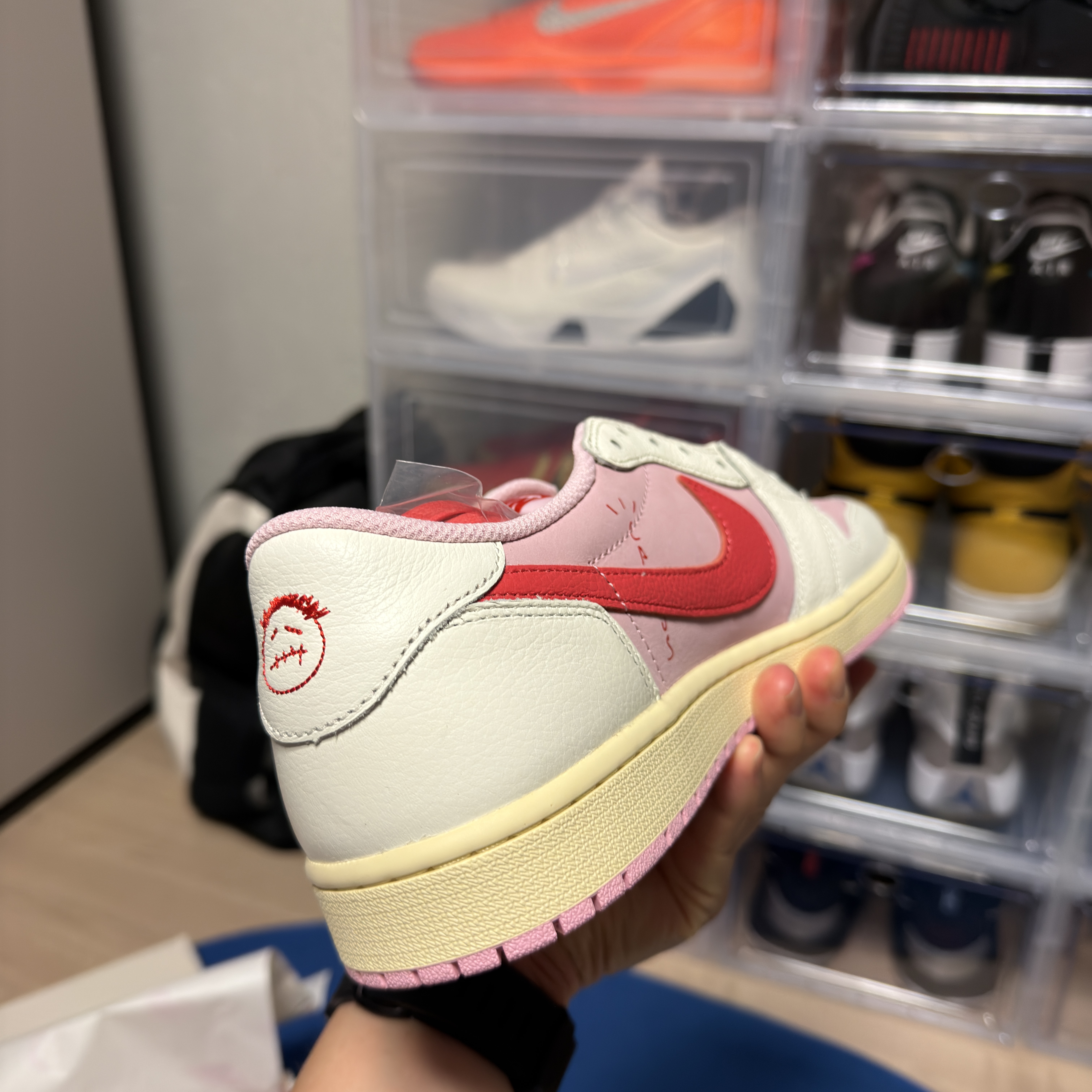 Jordan 1 x Travis Scott Retro Low OG SP Sail Tropical Pink 착용 스타일 - 3