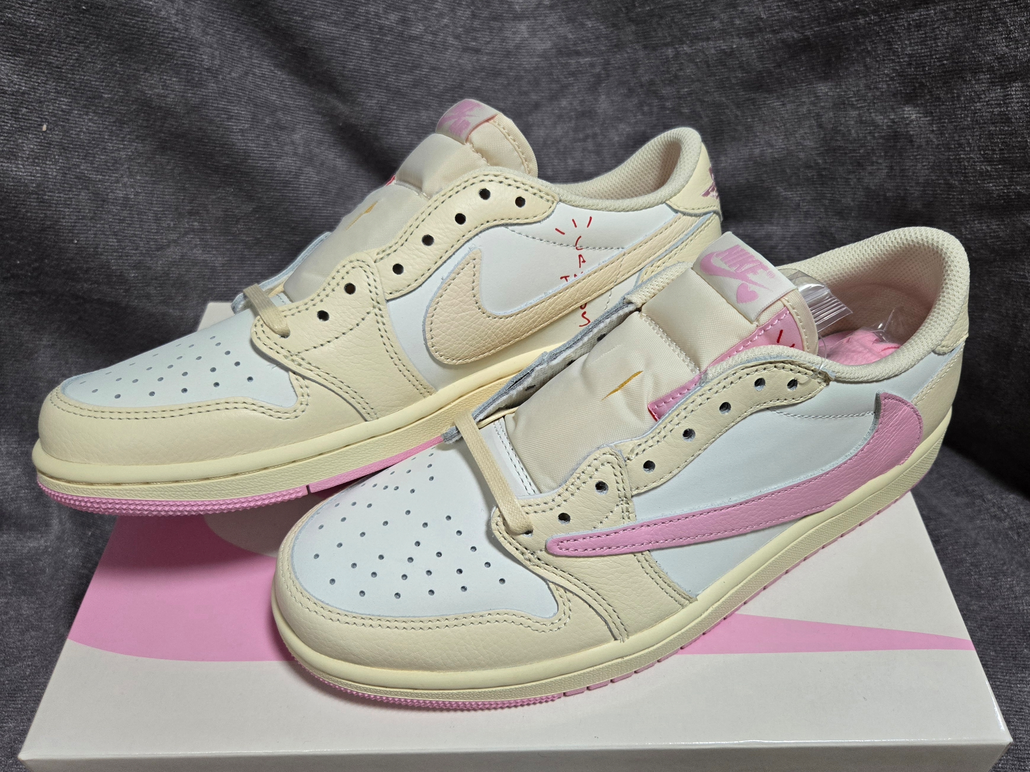 Jordan 1 x Travis Scott Retro Low OG SP Muslin Shy Pink 착용 스타일 - 3