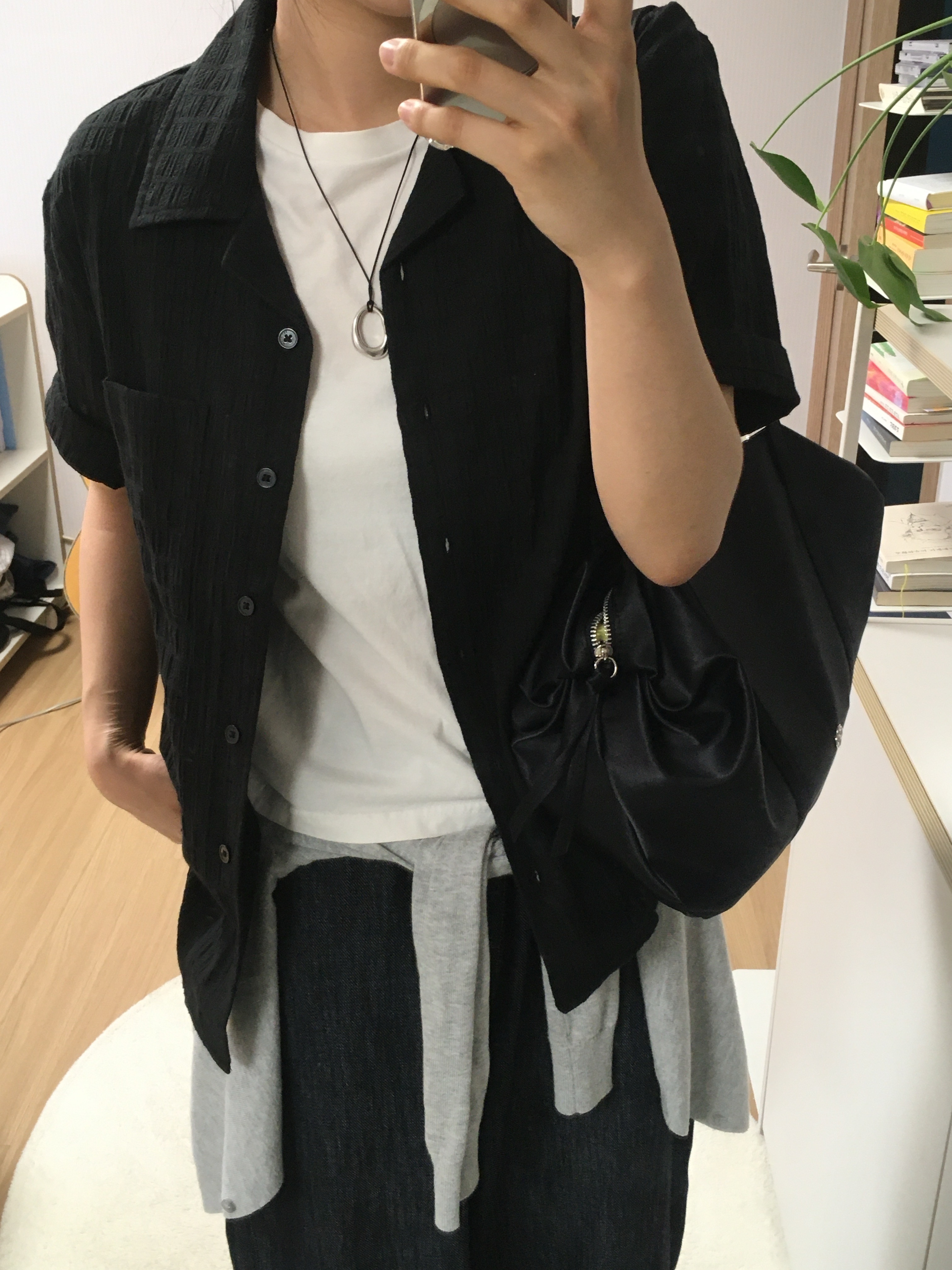[예약배송] Heeari Aurora Shirring Bag Black 착용 스타일 - 2