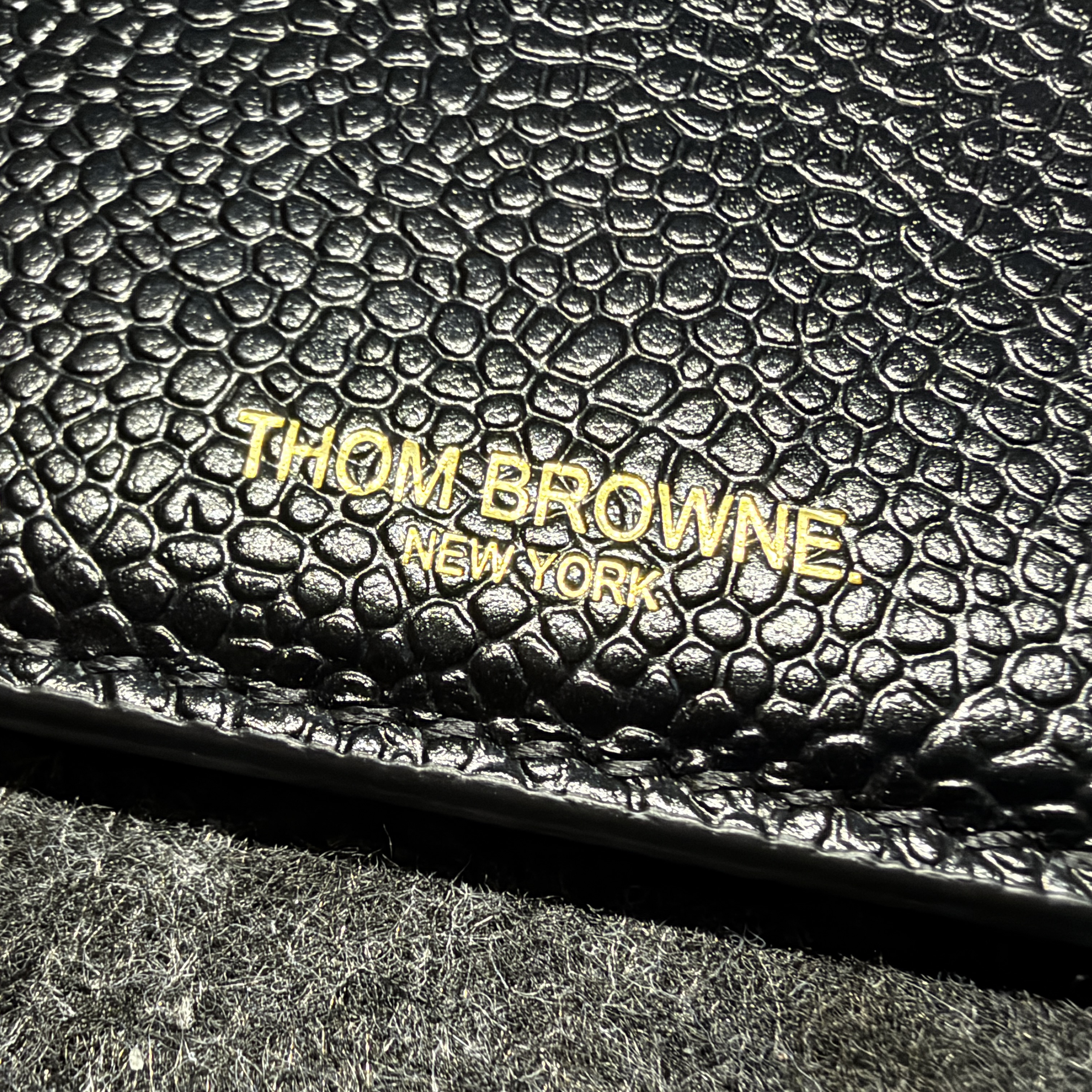 Thom Browne Pebble Grain Leather Stripe Note Compartment Card Holder Black 착용 스타일 - 1