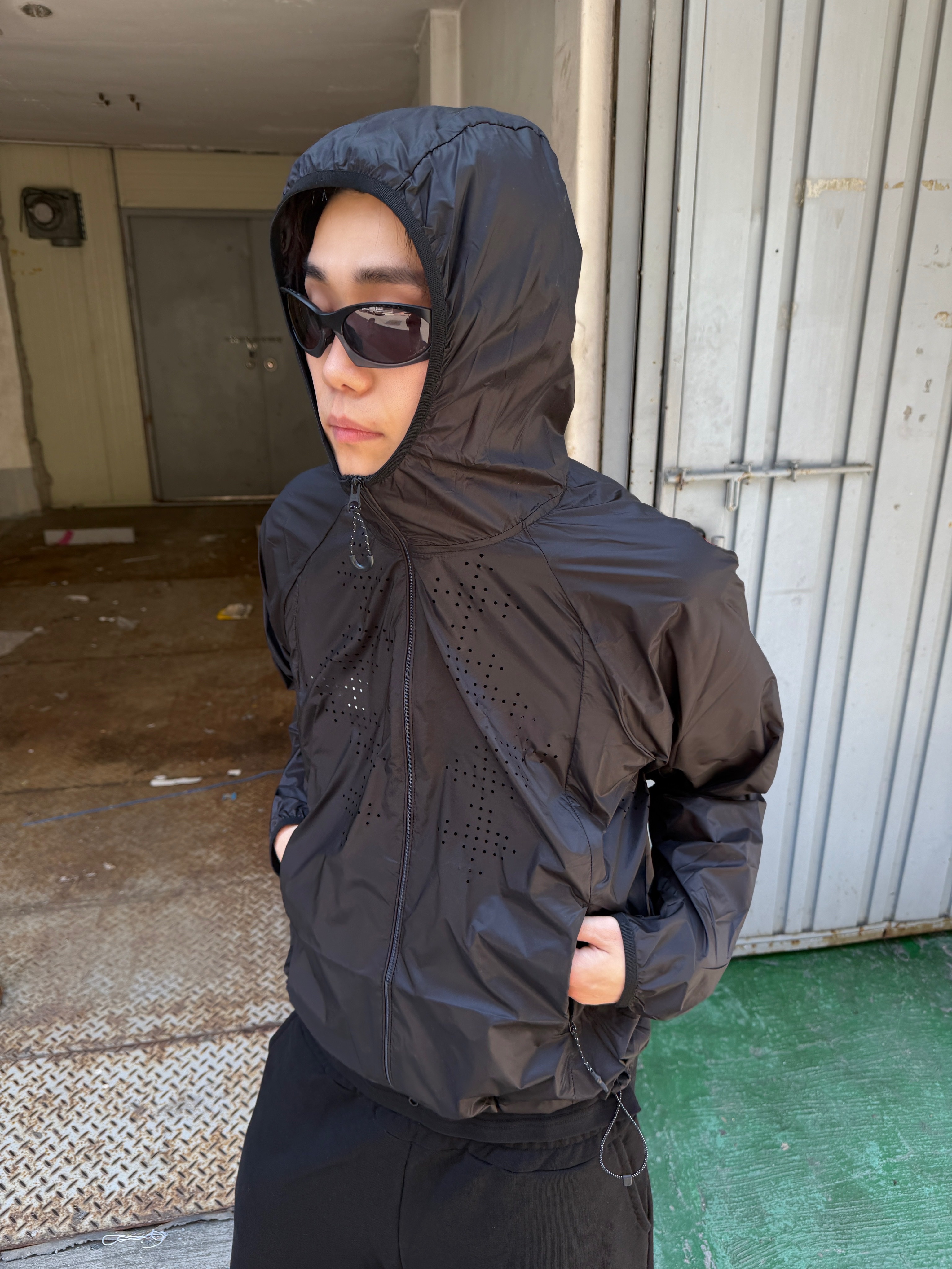 Junne P20 Sweat Bermuda Pants Black, On Running x Post Archive Faction (Paf) Cloudmonster Hyper Black 착용 스타일 - 4