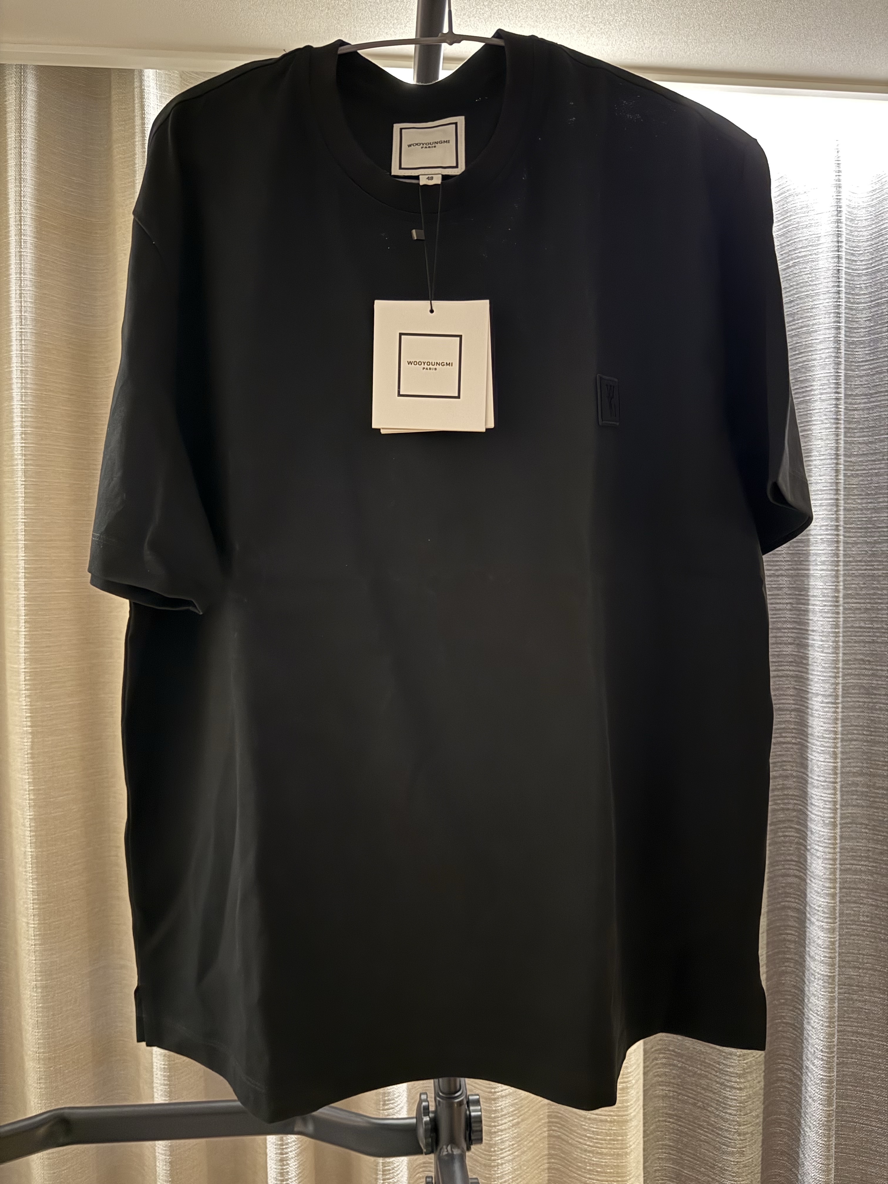 Wooyoungmi Flower Back Logo T-Shirt Black - 26SS 착용 스타일 - 2