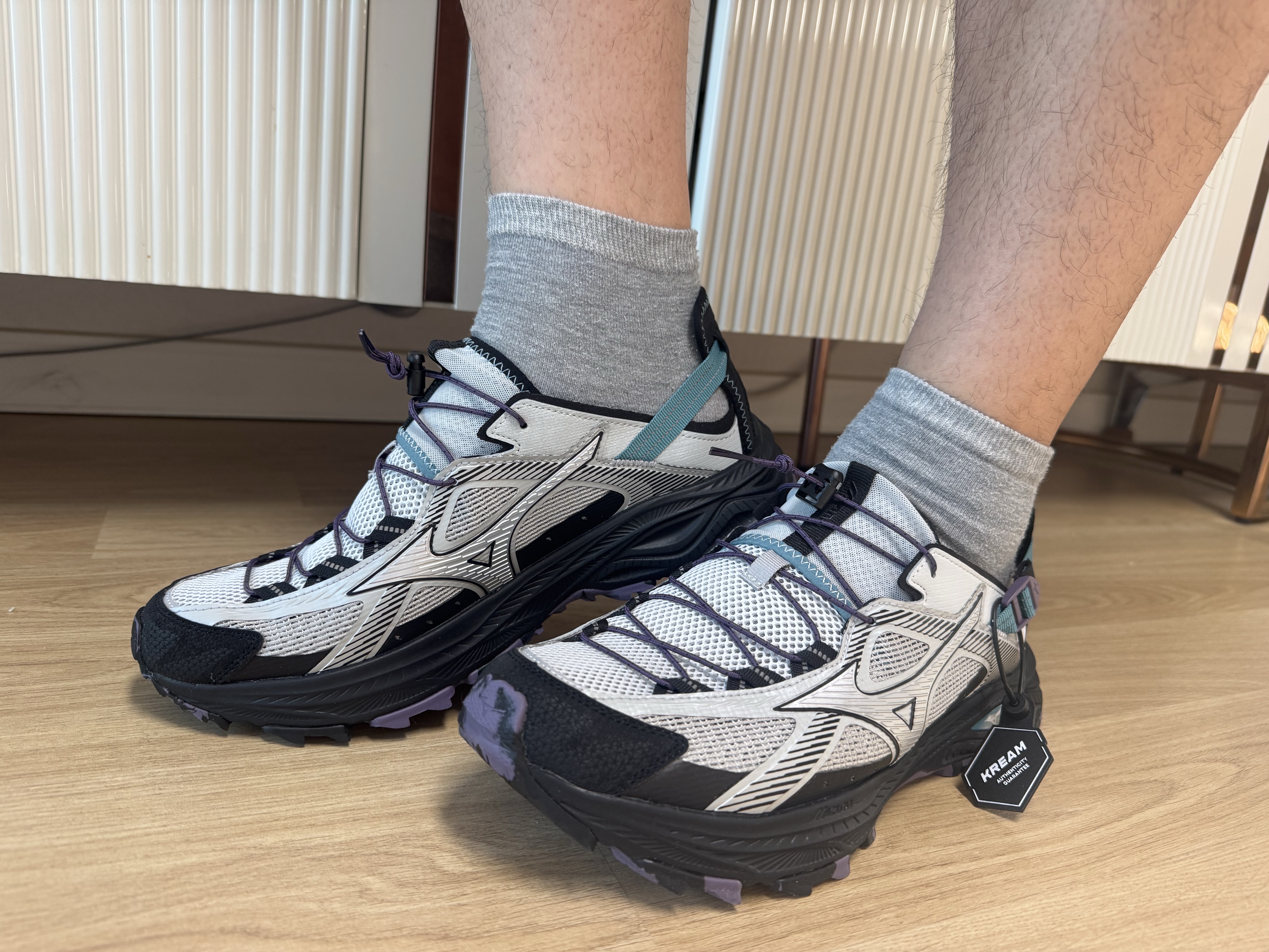 Mizuno Racer Trail SE V2 Gorpcore Silver Black 착용 스타일