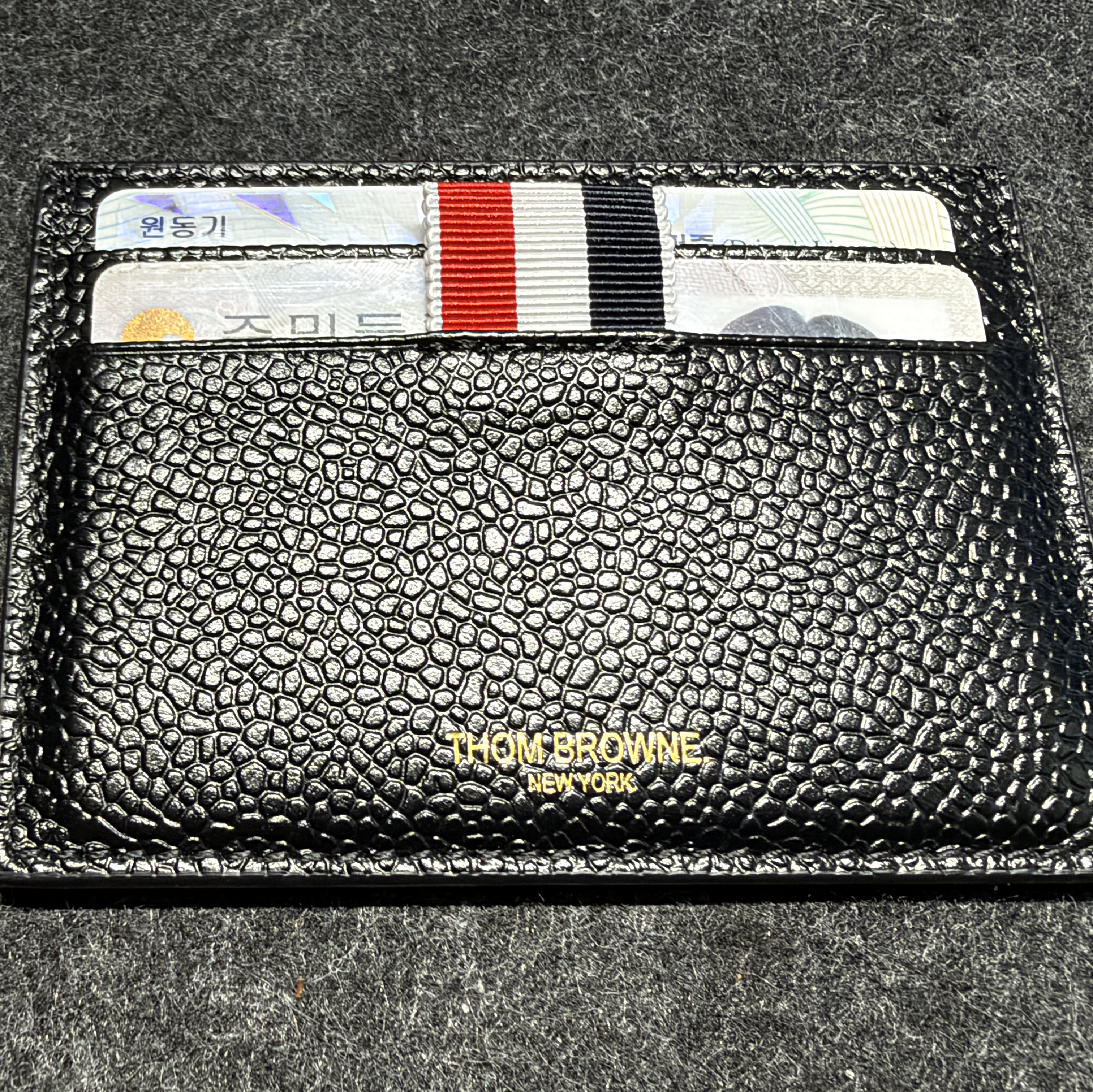Thom Browne Pebble Grain Leather Stripe Note Compartment Card Holder Black 착용 스타일 - 2