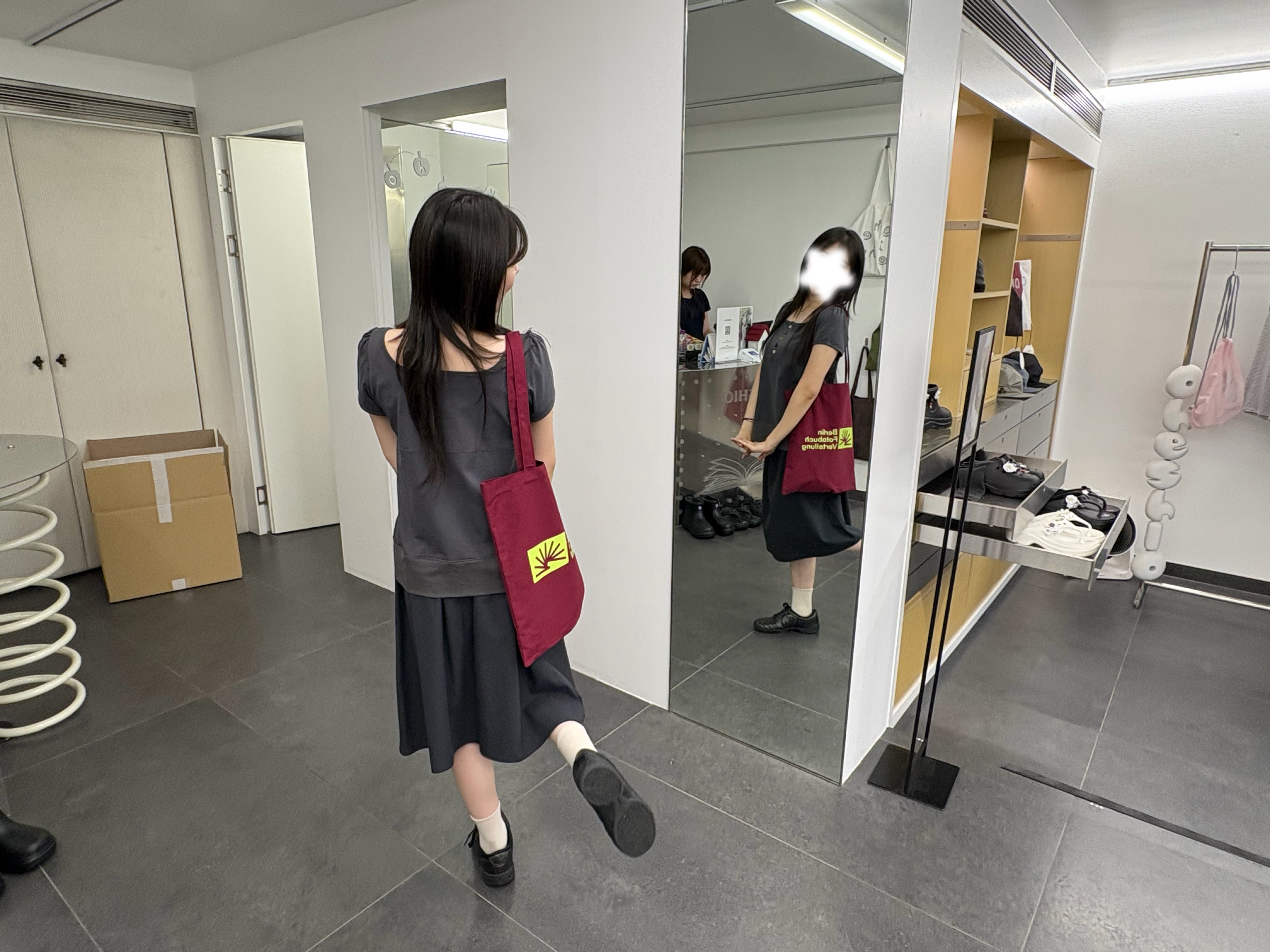 Berlin Photobook Distribution 002 Bag Red, Berlin Photobook Distribution Kollektiv 001 Bag Burgundy 착용 스타일 - 2