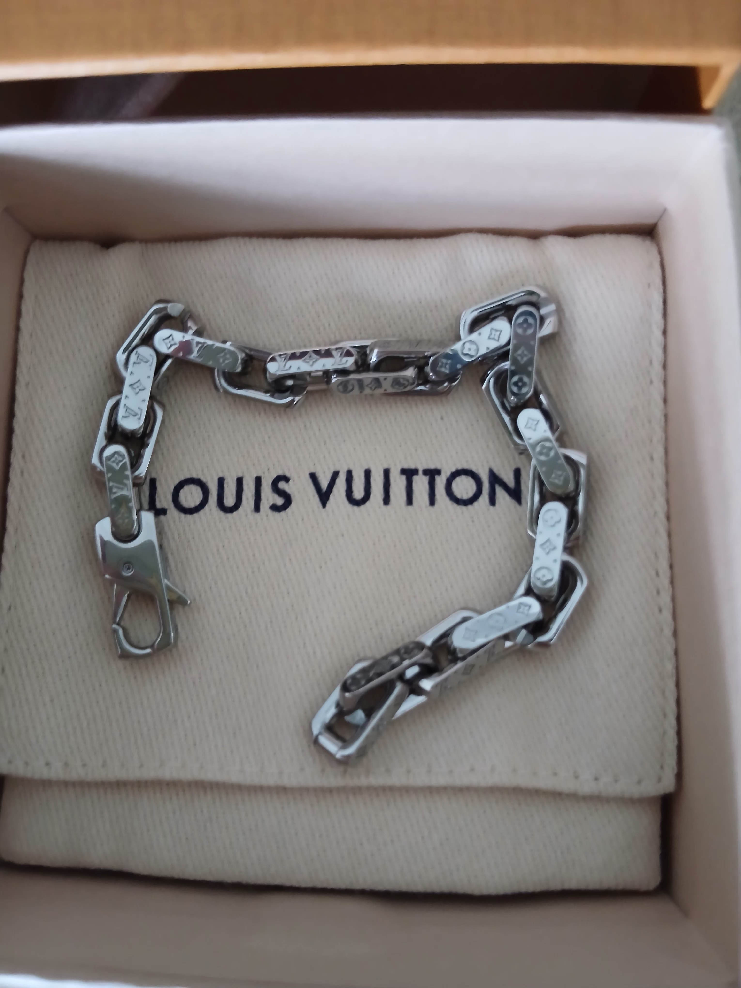 Louis Vuitton Mini Monogram Chain Bracelet Silver Palladium 착용 스타일 - 3