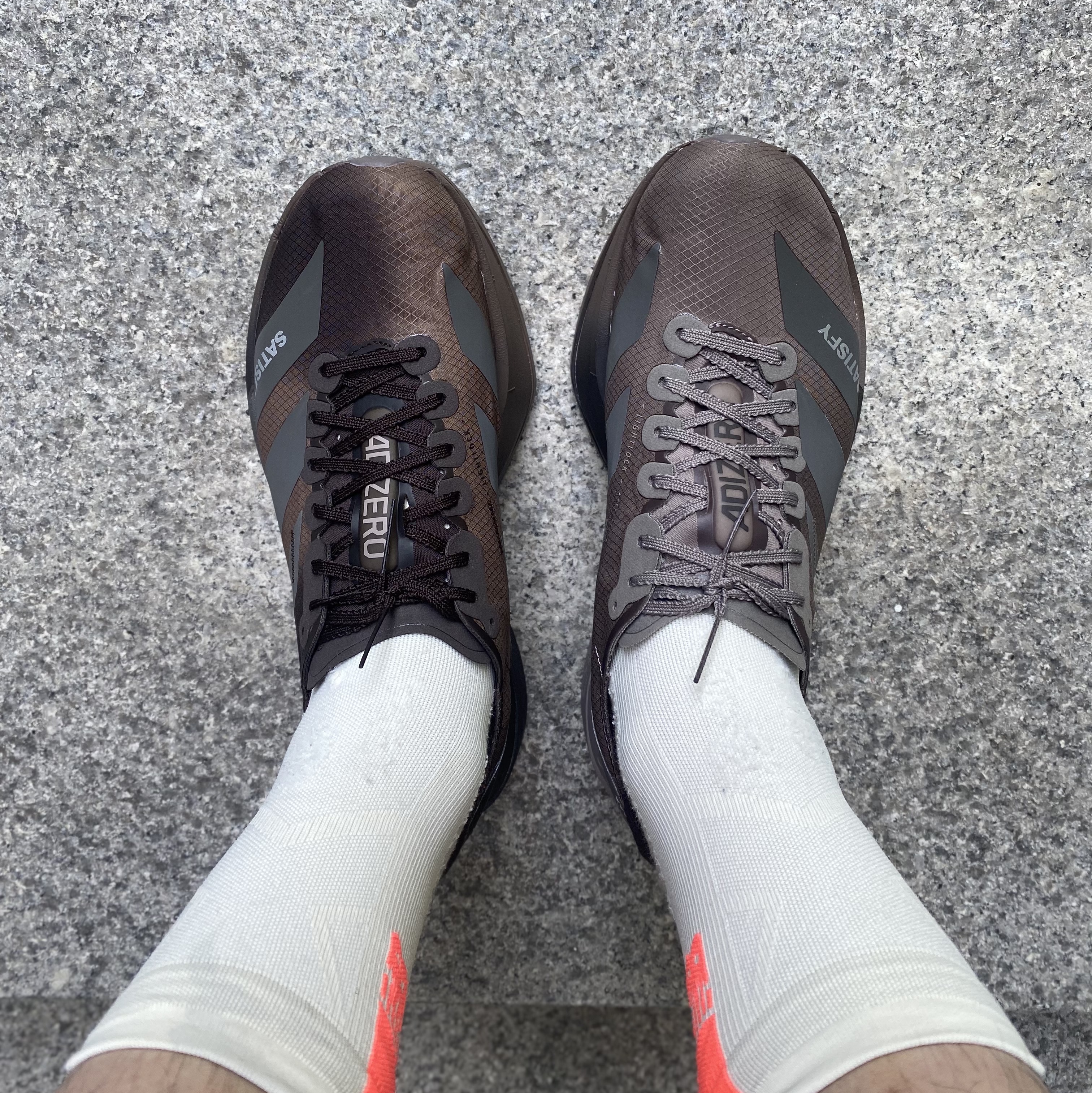 Adidas x Satisfy Adizero Adios Pro 4 Brown Aurora Coffee Metallic 착용 스타일 - 1
