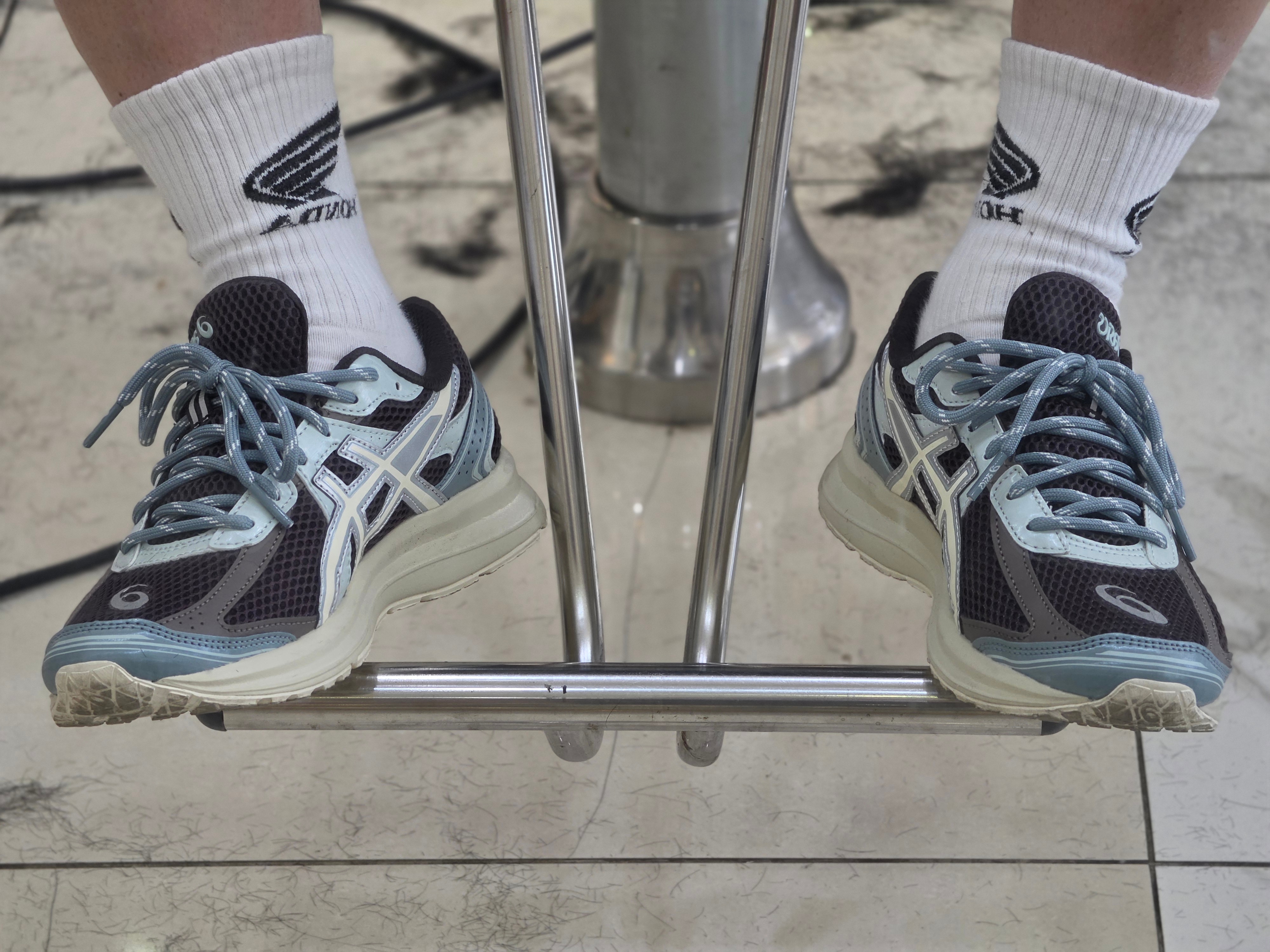 Asics x Kith Jog 100 S Espresso Vanilla Ice, Stussy Rollers T-Shirt Black 착용 스타일 - 1