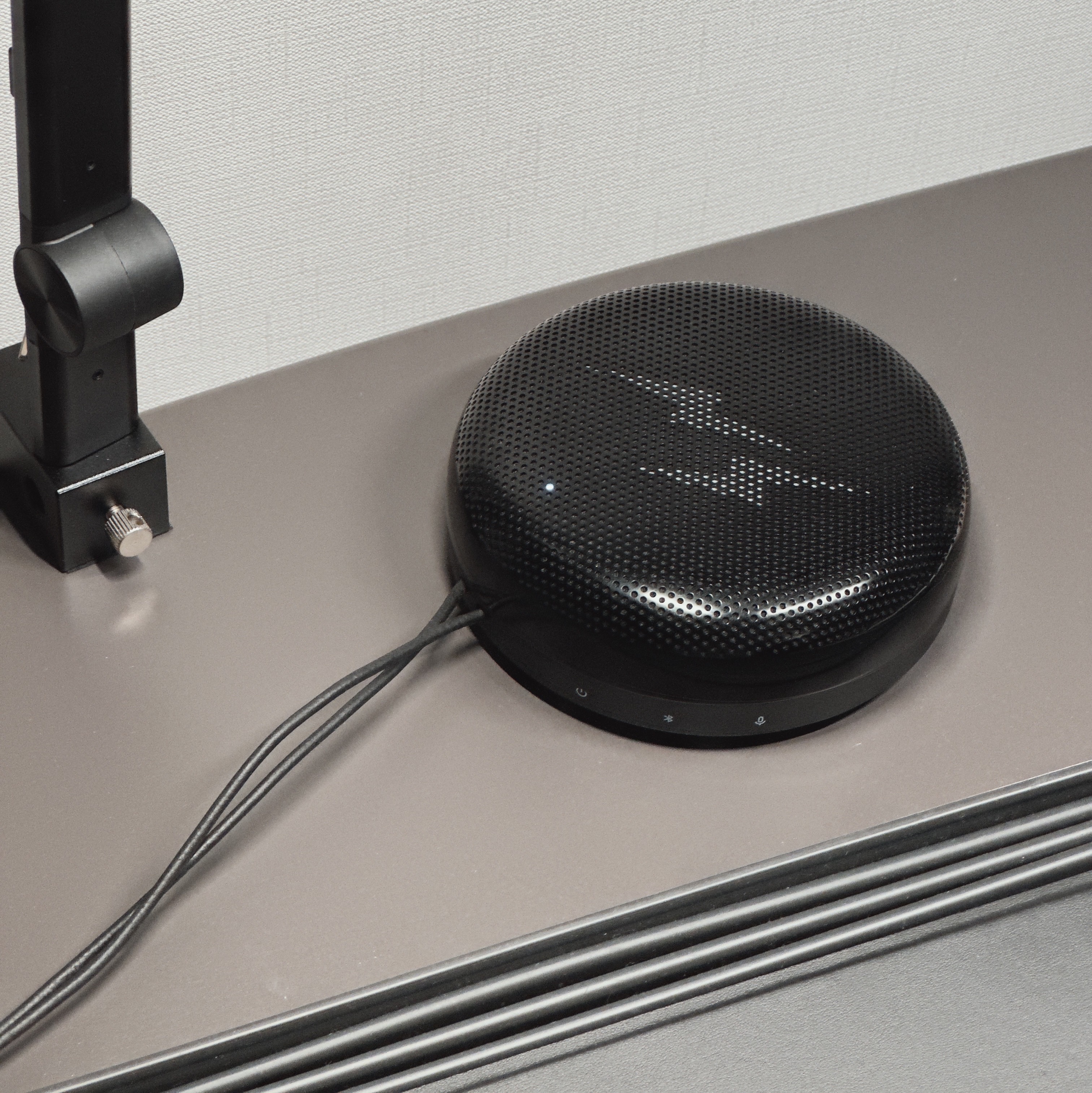 Bang & Olufsen x Fragment Beosound A1 3nd Fragment Edition (Korean Ver.) 착용 스타일 - 2