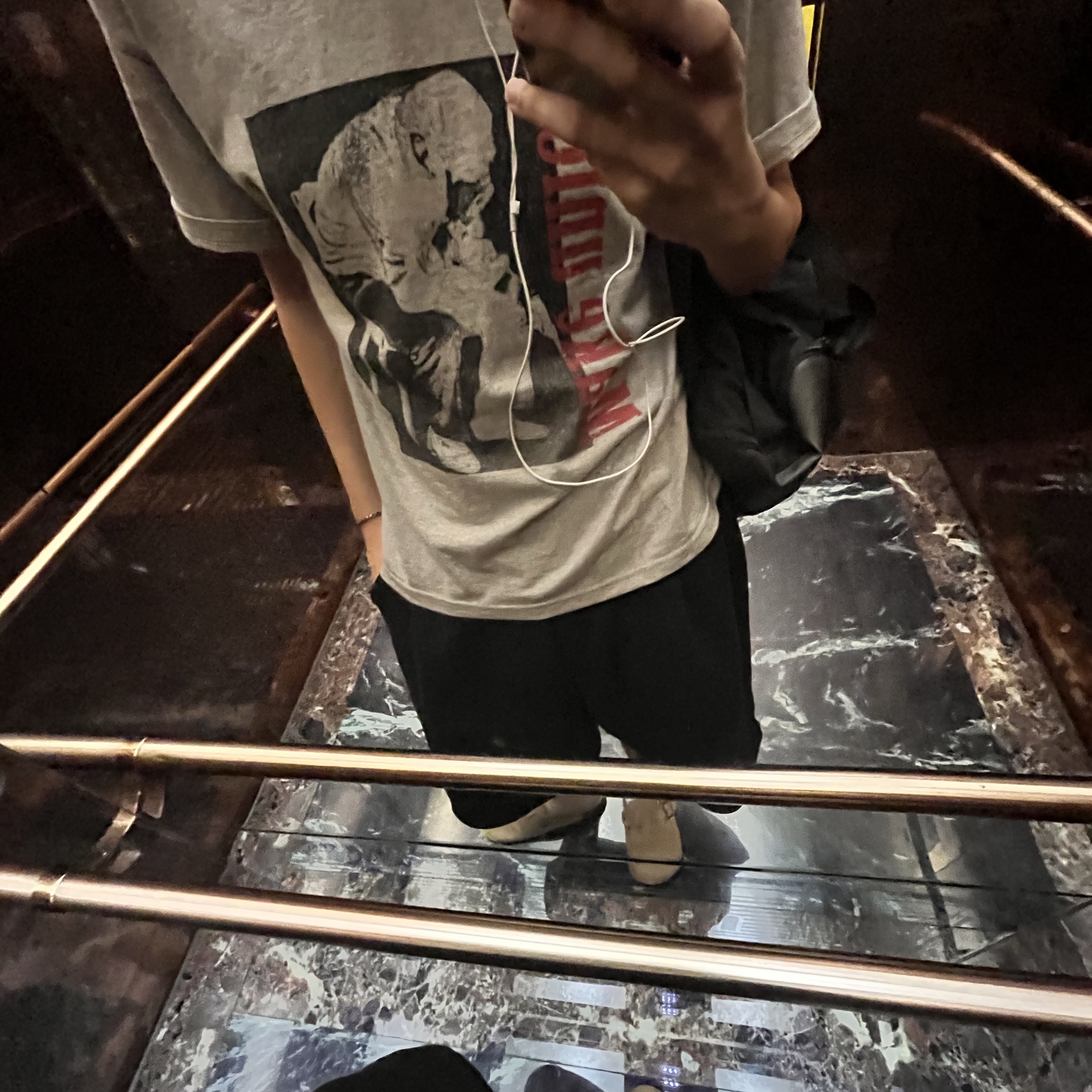 AMOU Trouble Half T-Shirts Gray 착용 스타일