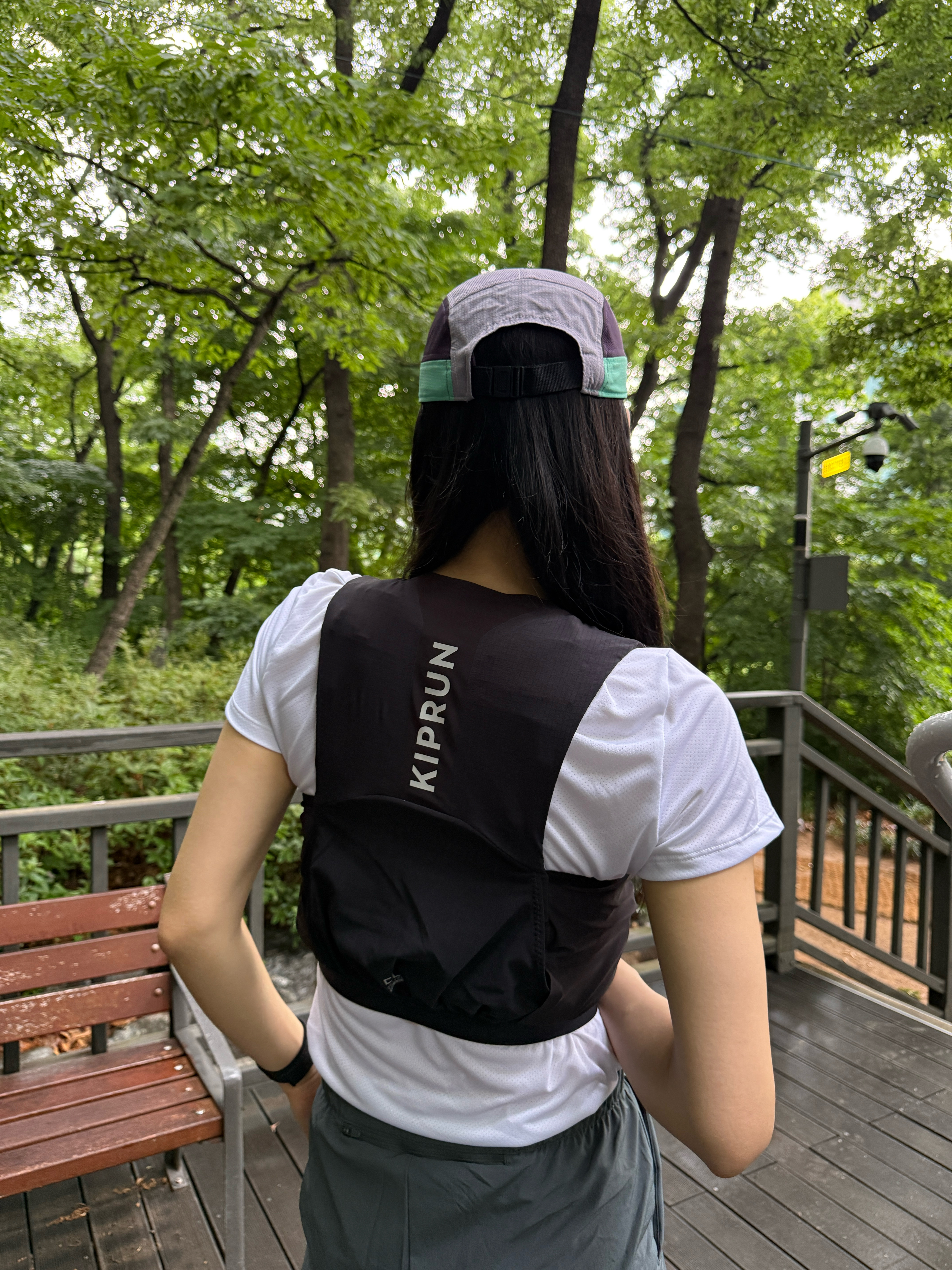 DECATHLON Lightweight Trail Running Vest 5L Graphite Grey, DECATHLON Running 5-Panel Cap Pale Mint Green 착용 스타일 - 6
