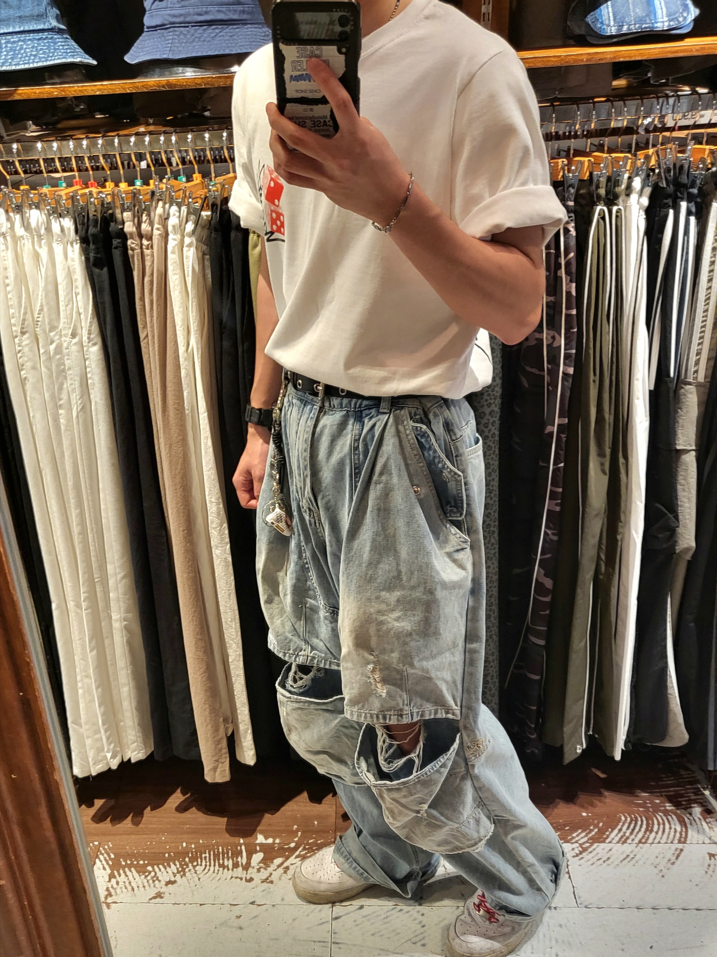 Stussy Tall Dice T-Shirt White, Nike x Supreme Air Force 1 Low White 착용 스타일