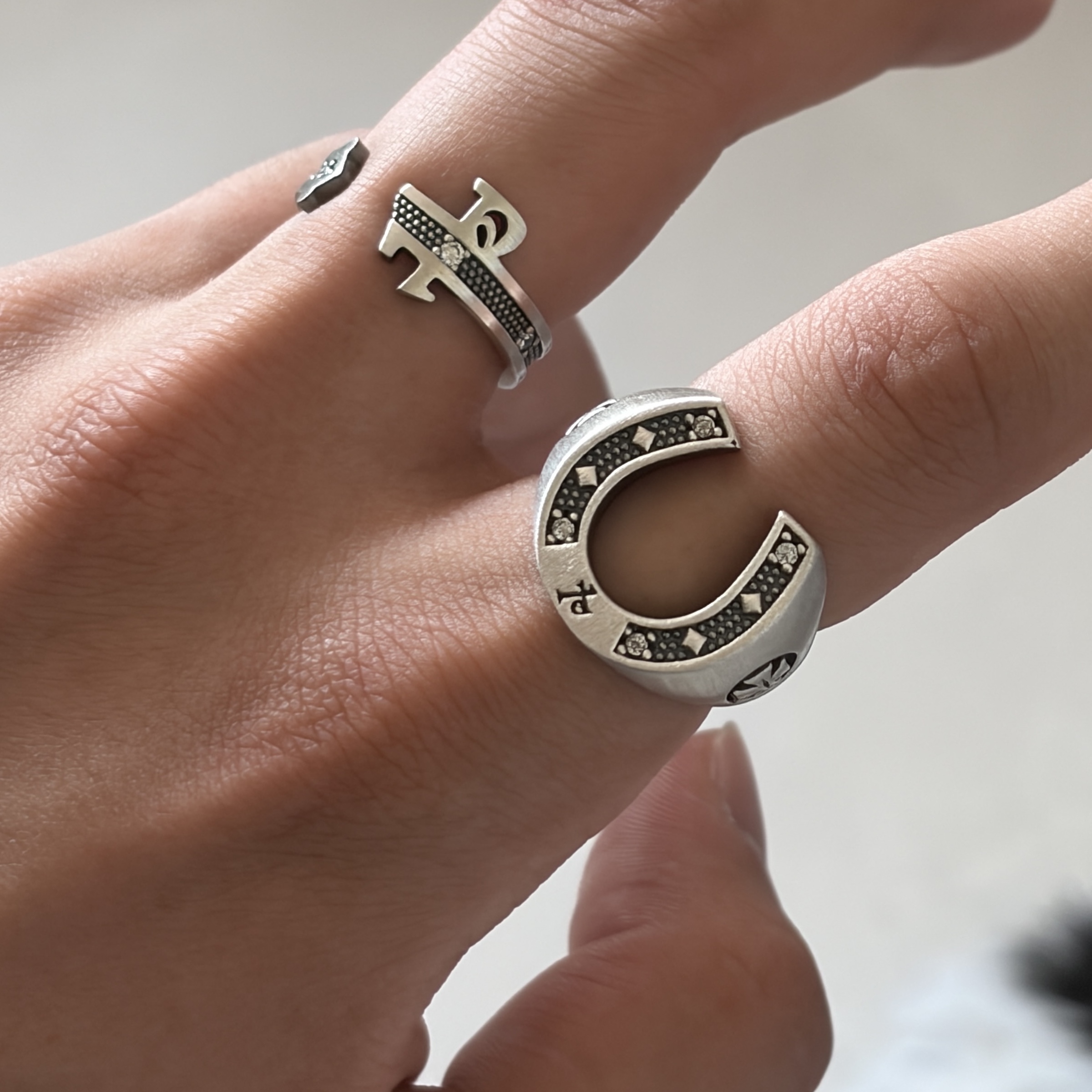 [프리오더] Polyteru 925 Silver Ring 007 Horse Shoe, [프리오더] Polyteru 925 Silver Ring 001 Symbol P 착용 스타일 - 2