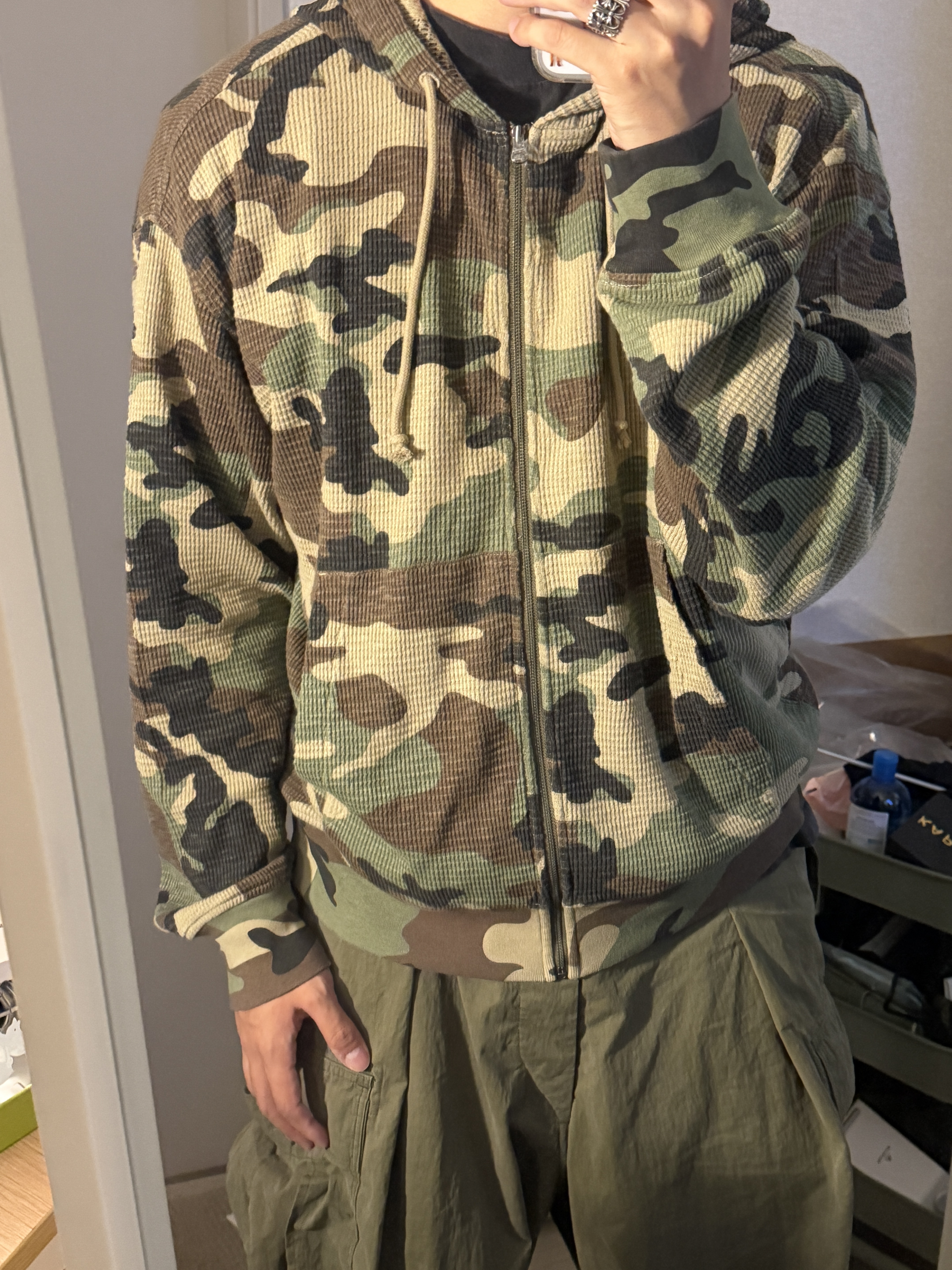 Stussy Lightweight Thermal Hoodie Camo 착용 스타일 - 1