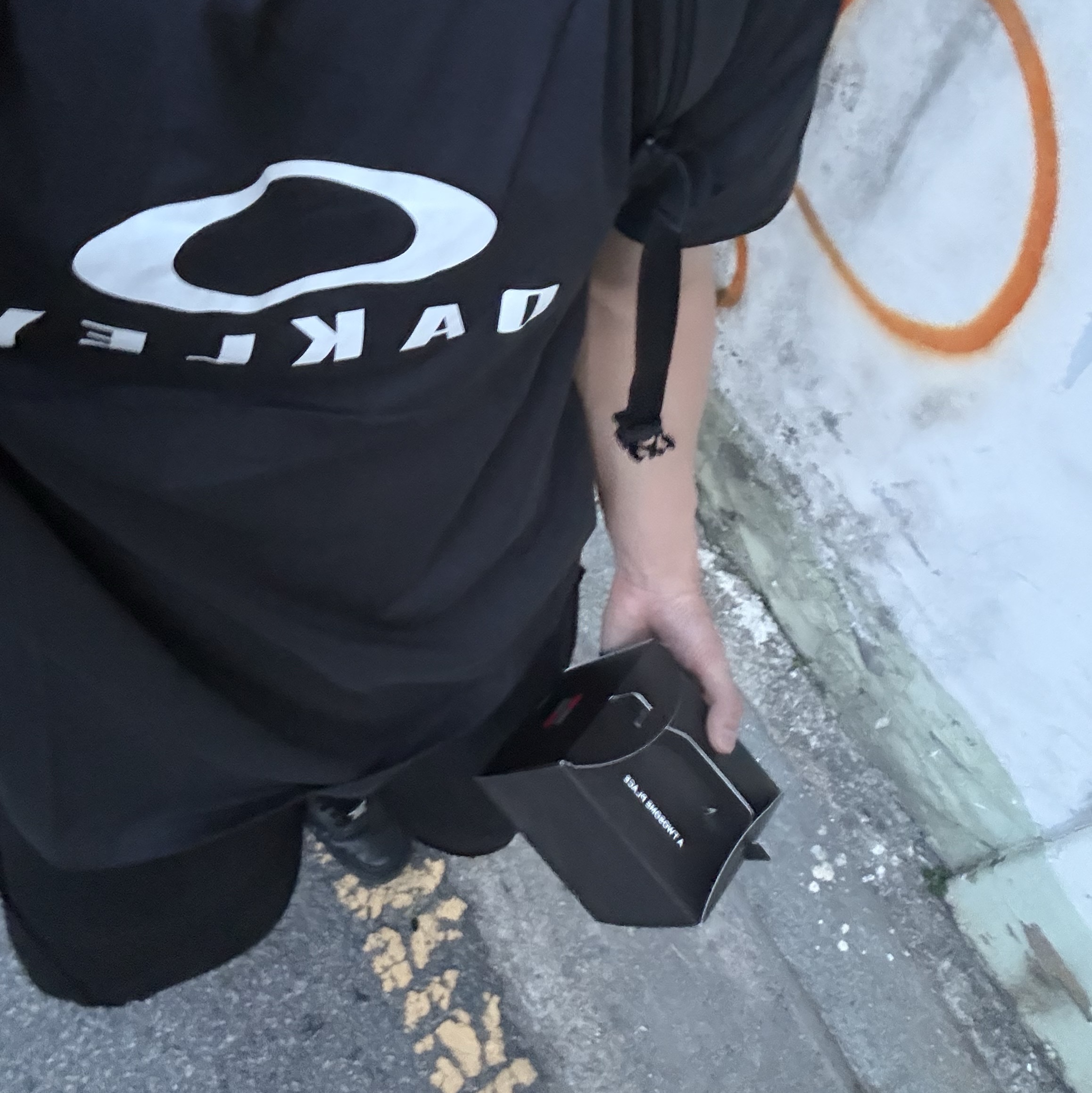 Oakley O Bark 2.0 T-Shirt Blackout 착용 스타일