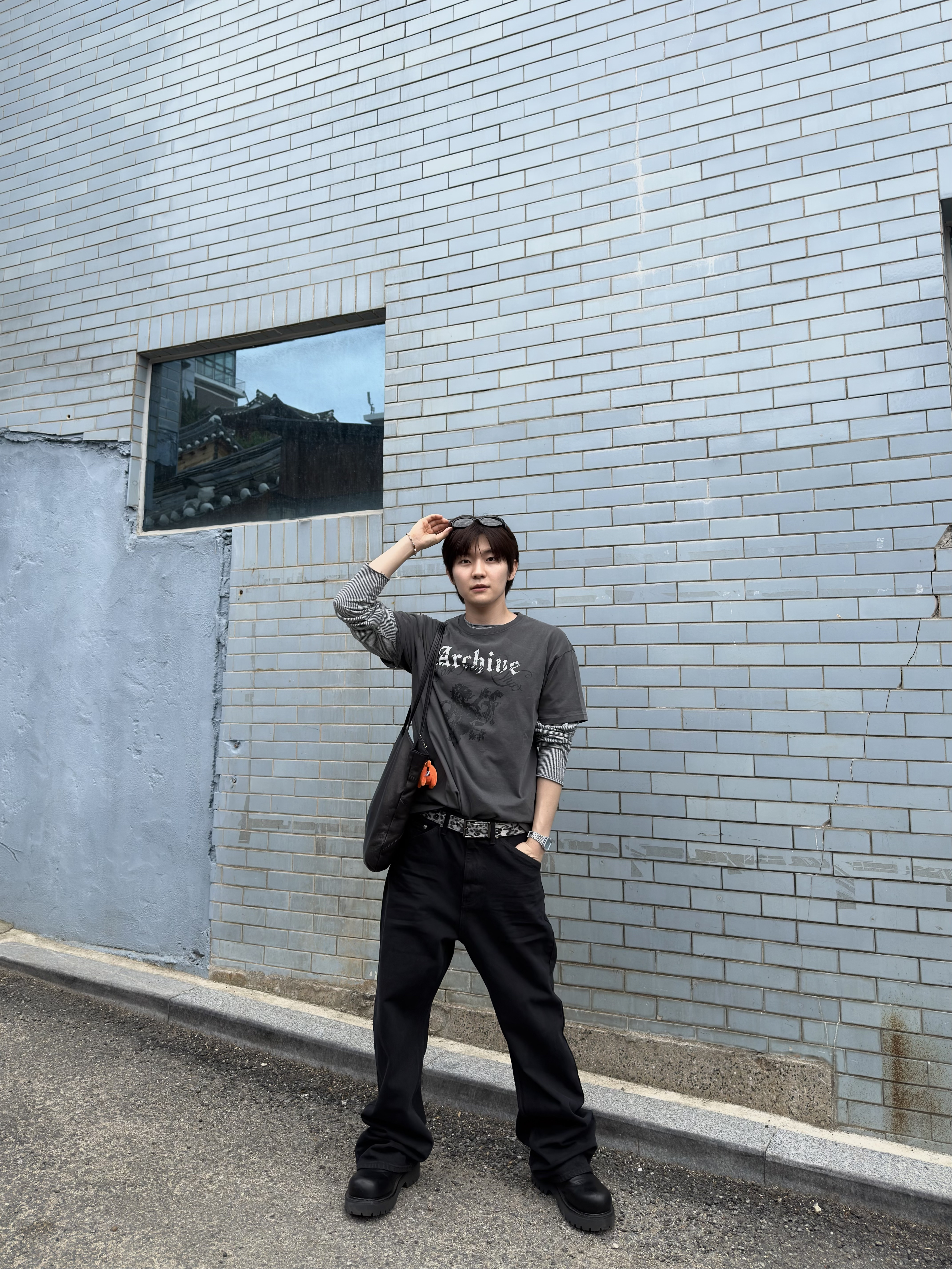 Farfromwhat Far Wrinkled Washed Pants_Black, Farfromwhat Archive Gothic Logo T-Shirt 착용 스타일 - 4