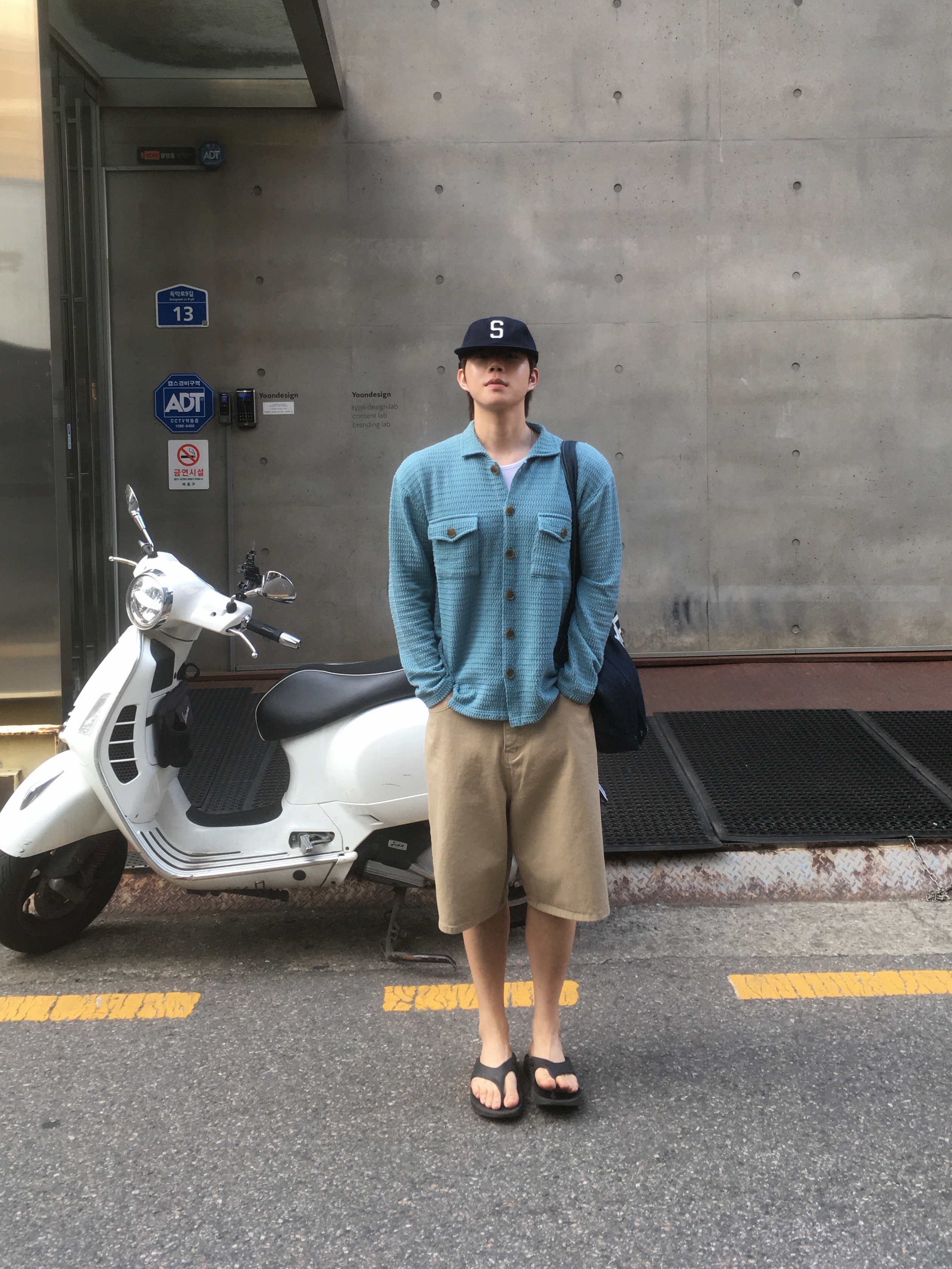 Hello Sunrise S Logo Cotton Relaxed Fit 6Panel Cap Deep Navy, A.P.C. Daniela Shopping Bag Indigo 착용 스타일 - 2