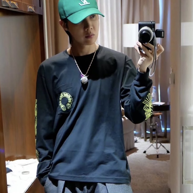 Chrome Hearts Horseshoe Logo Pocket LS T-Shirt Black Neon 착용 스타일