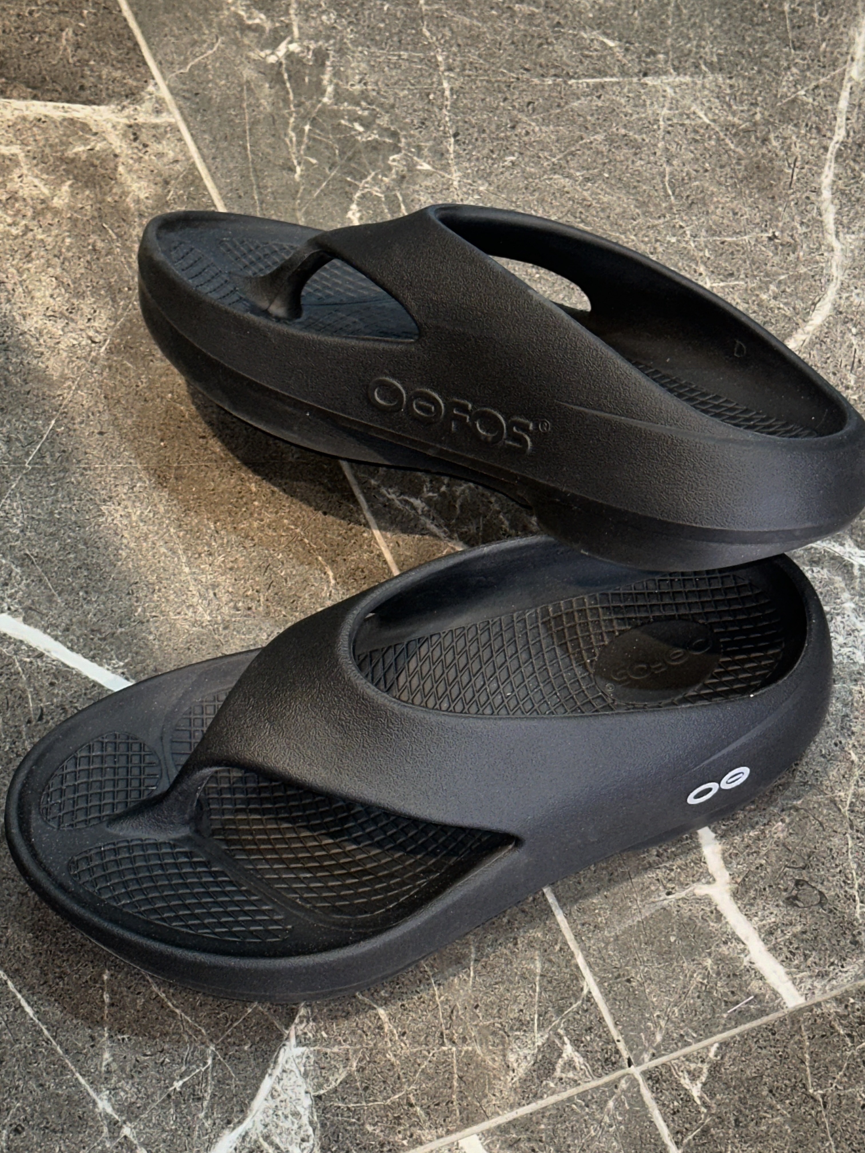 [10% 적립] OOFOS OOriginal + Black Unisex Flip-Flops, AMOU Motion Half T-Shirts Black 착용 스타일 - 2
