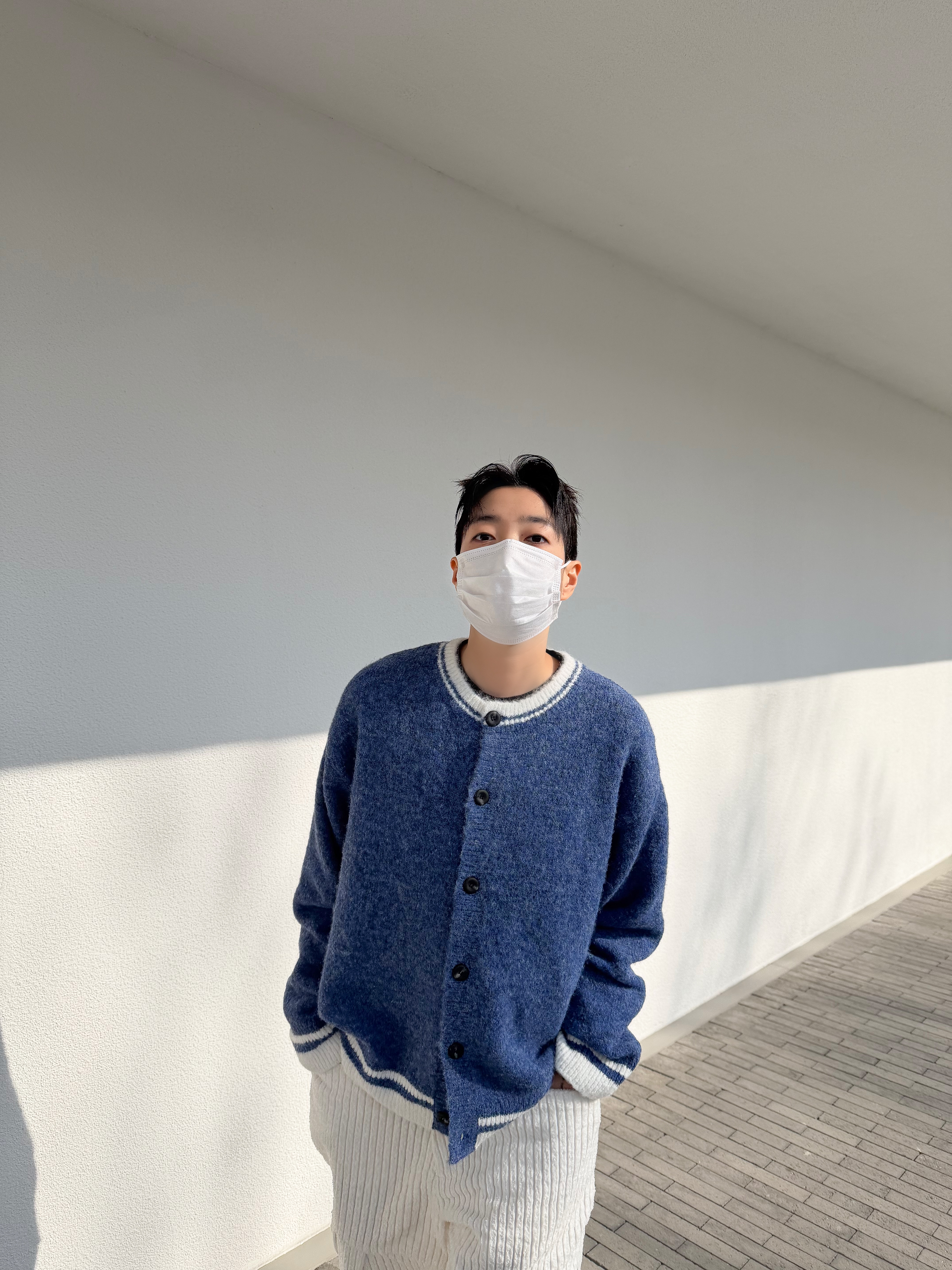 Hono Report Hairy Round Cardigan Blue 착용 스타일 - 3
