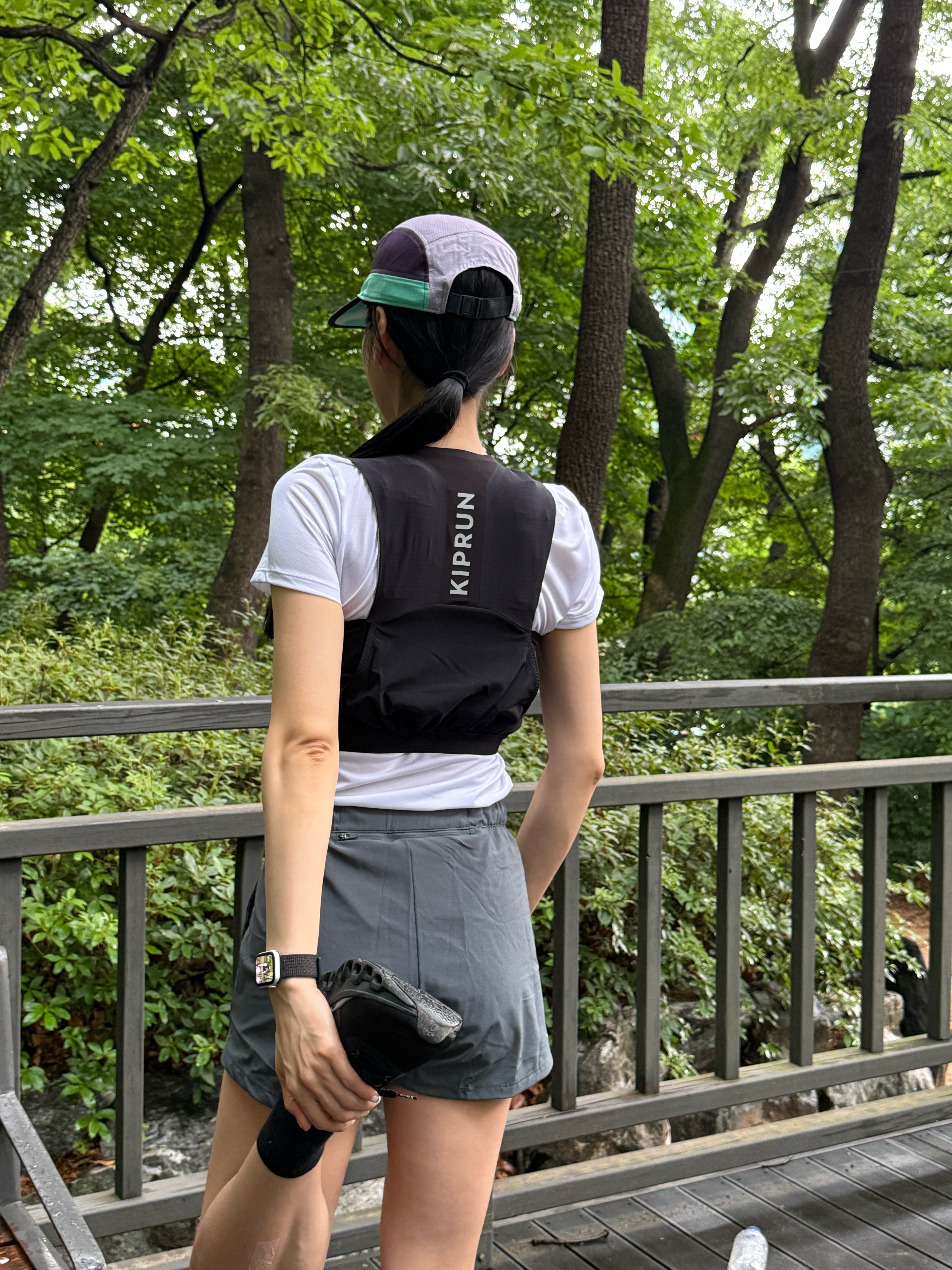 DECATHLON Lightweight Trail Running Vest 5L Graphite Grey, DECATHLON Running 5-Panel Cap Pale Mint Green 착용 스타일 - 5