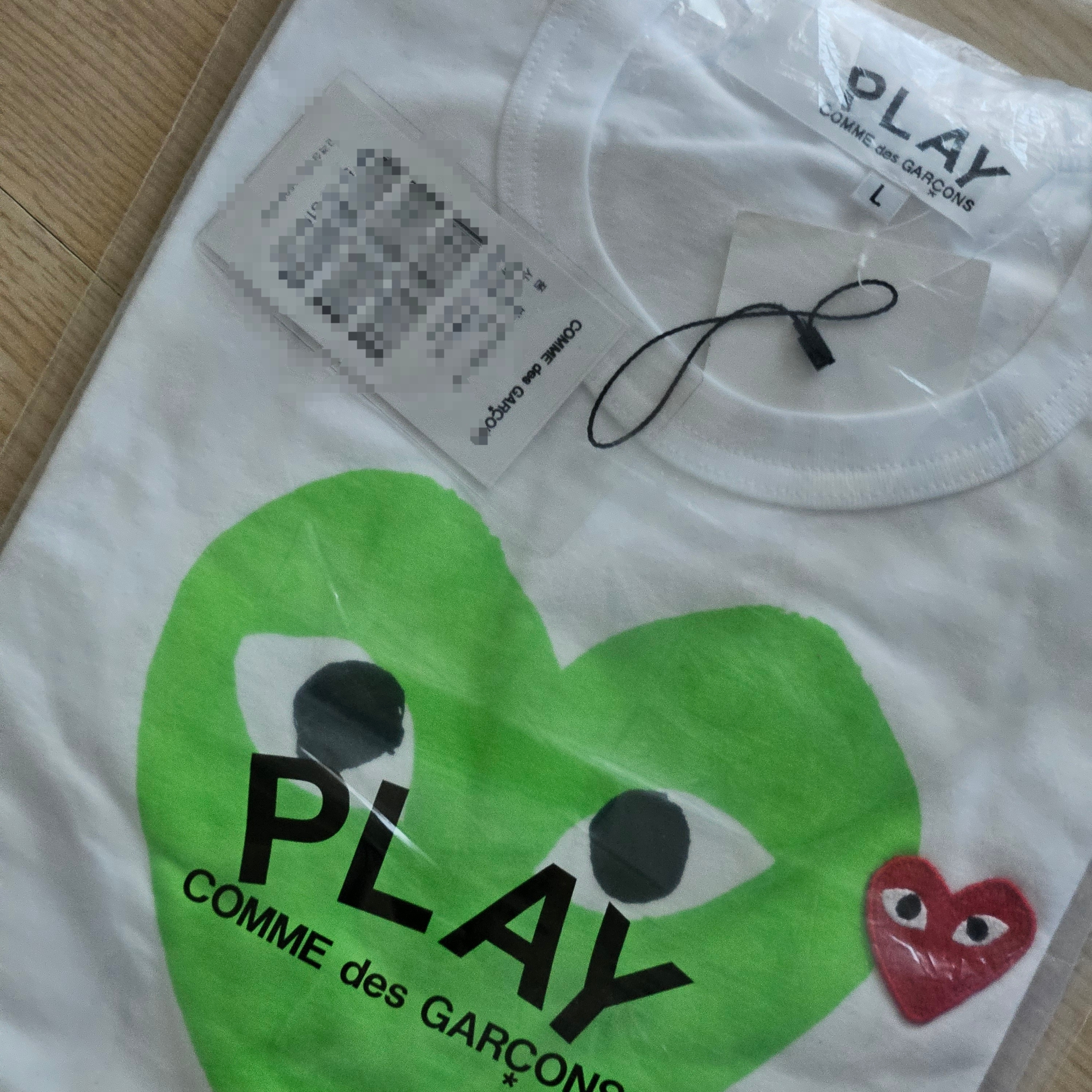 Play Comme des Garcons Red Heart Printed Green Heart T-Shirt White 착용 스타일