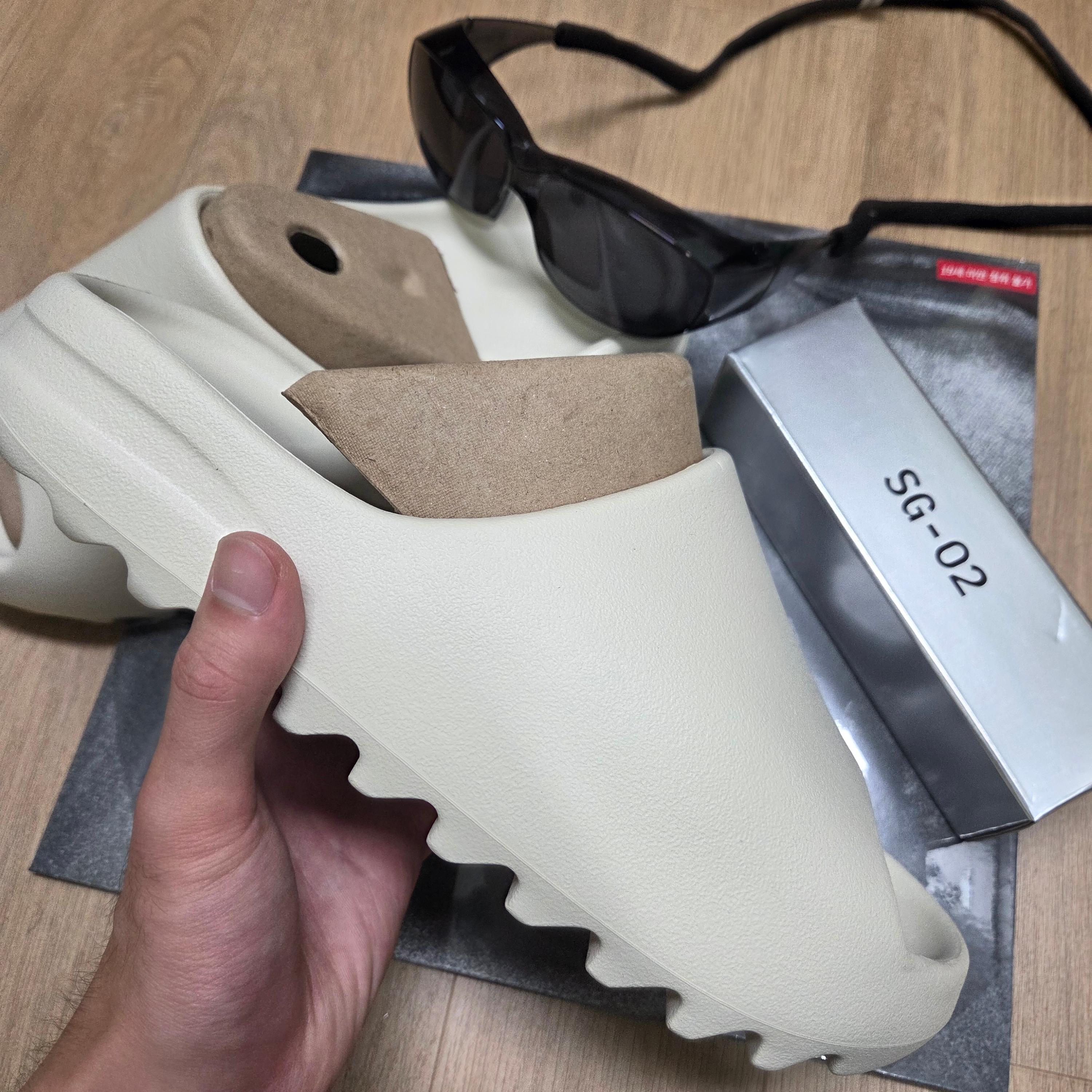 Yeezy SG-02 Black 착용 스타일 - 2