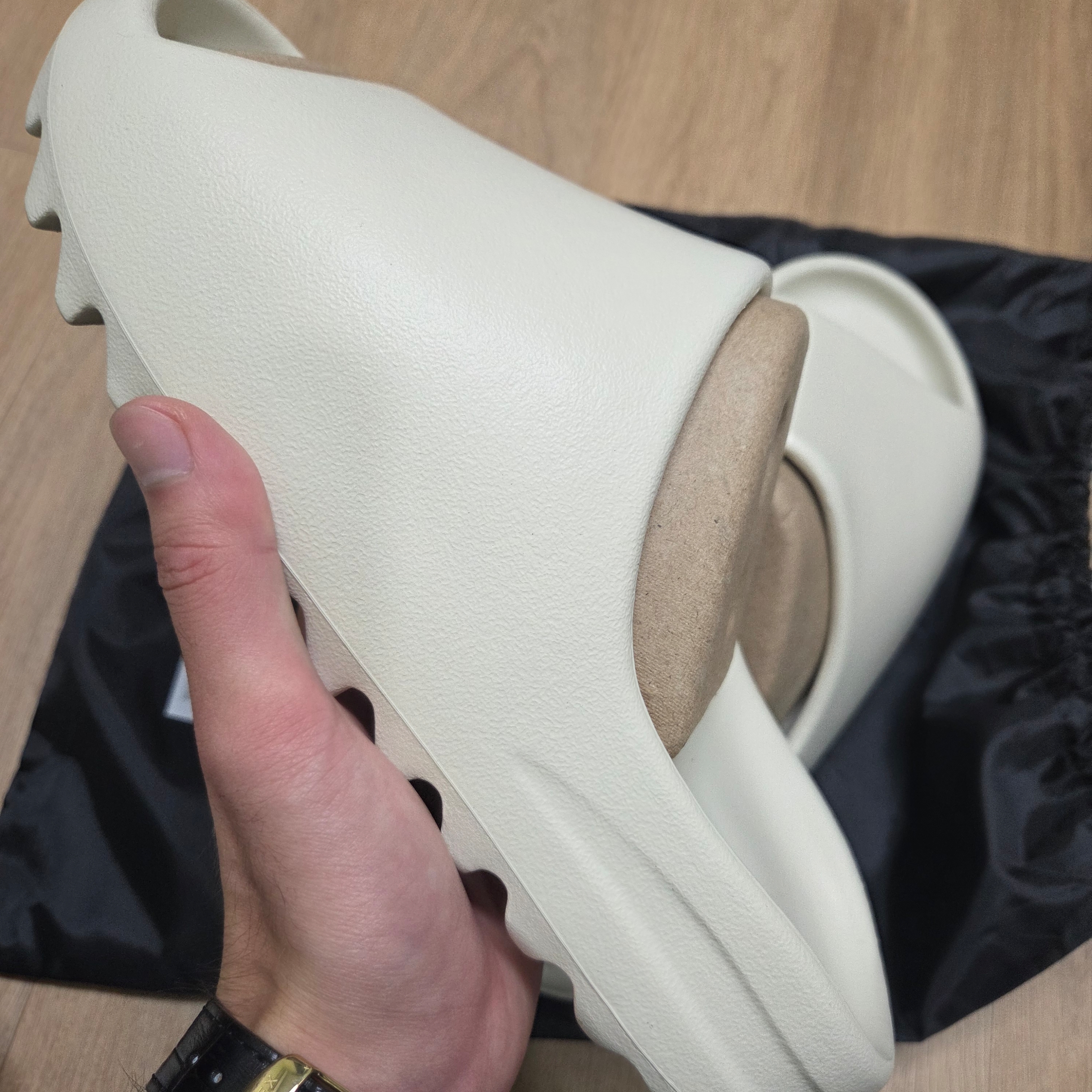 Yeezy SG-02 Black 착용 스타일 - 3