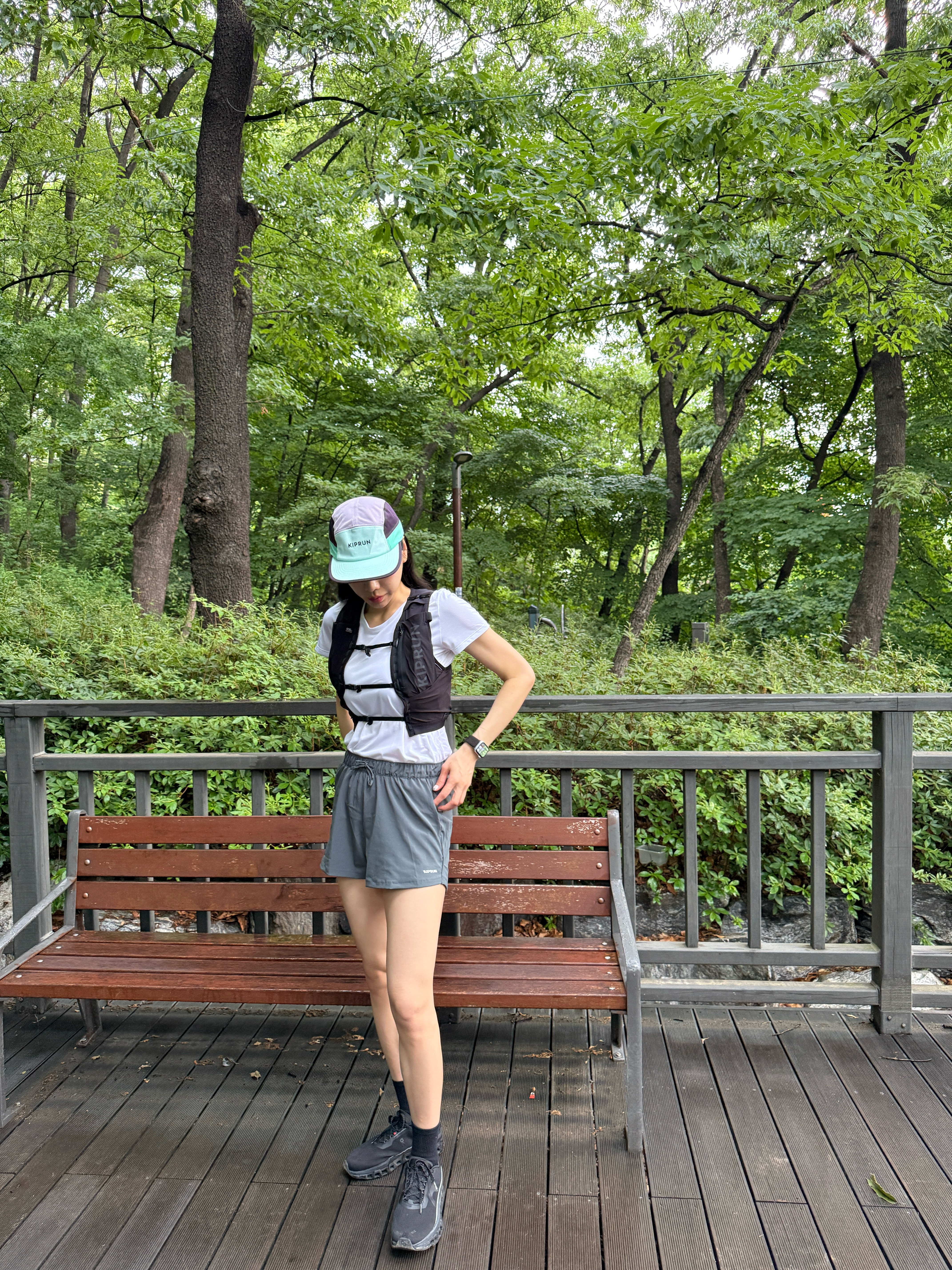 DECATHLON Lightweight Trail Running Vest 5L Graphite Grey, DECATHLON Running 5-Panel Cap Pale Mint Green 착용 스타일 - 4