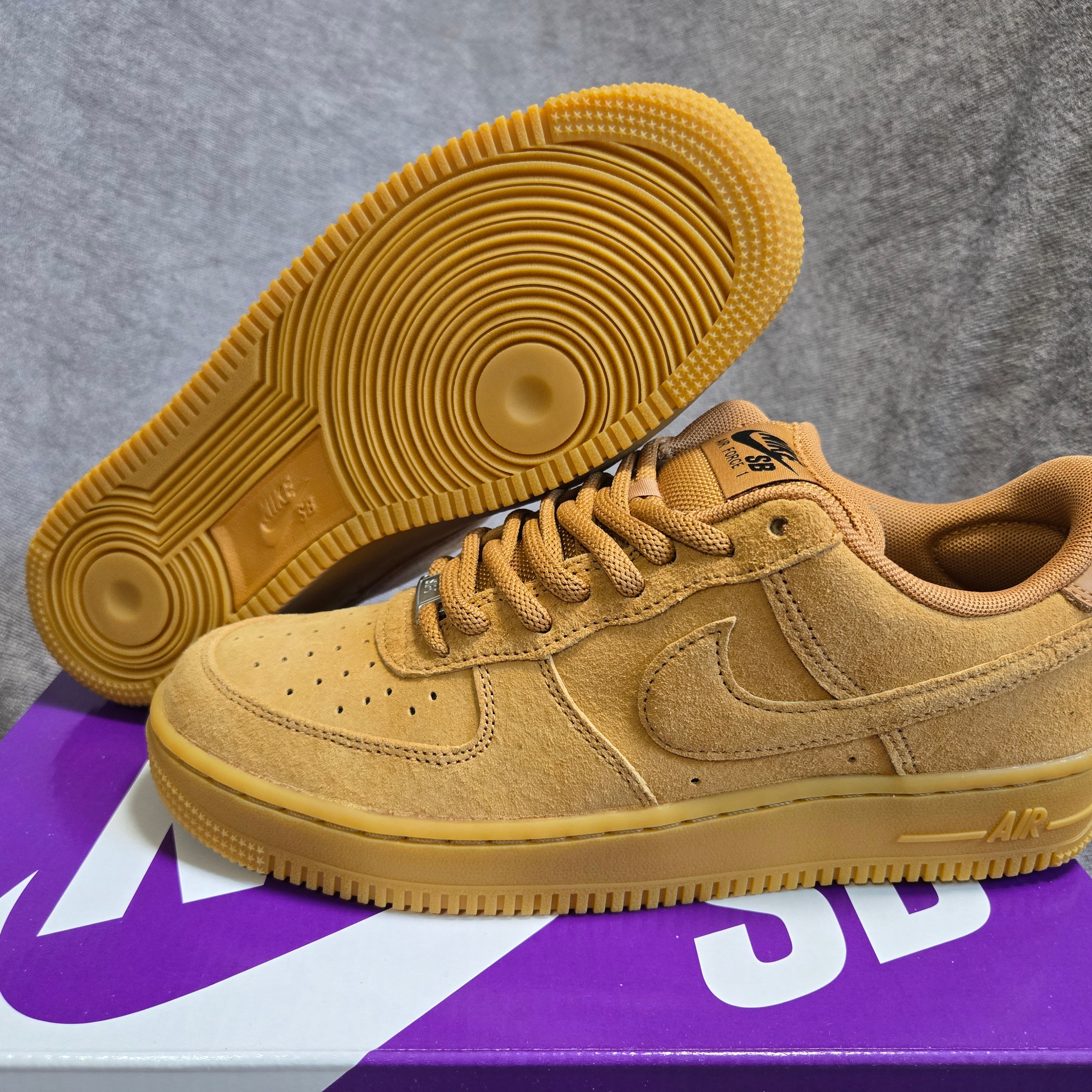 Nike SB Air Force 1 Low Flax and Black, Nike x Supreme Air Force 1 Low White 착용 스타일 - 2