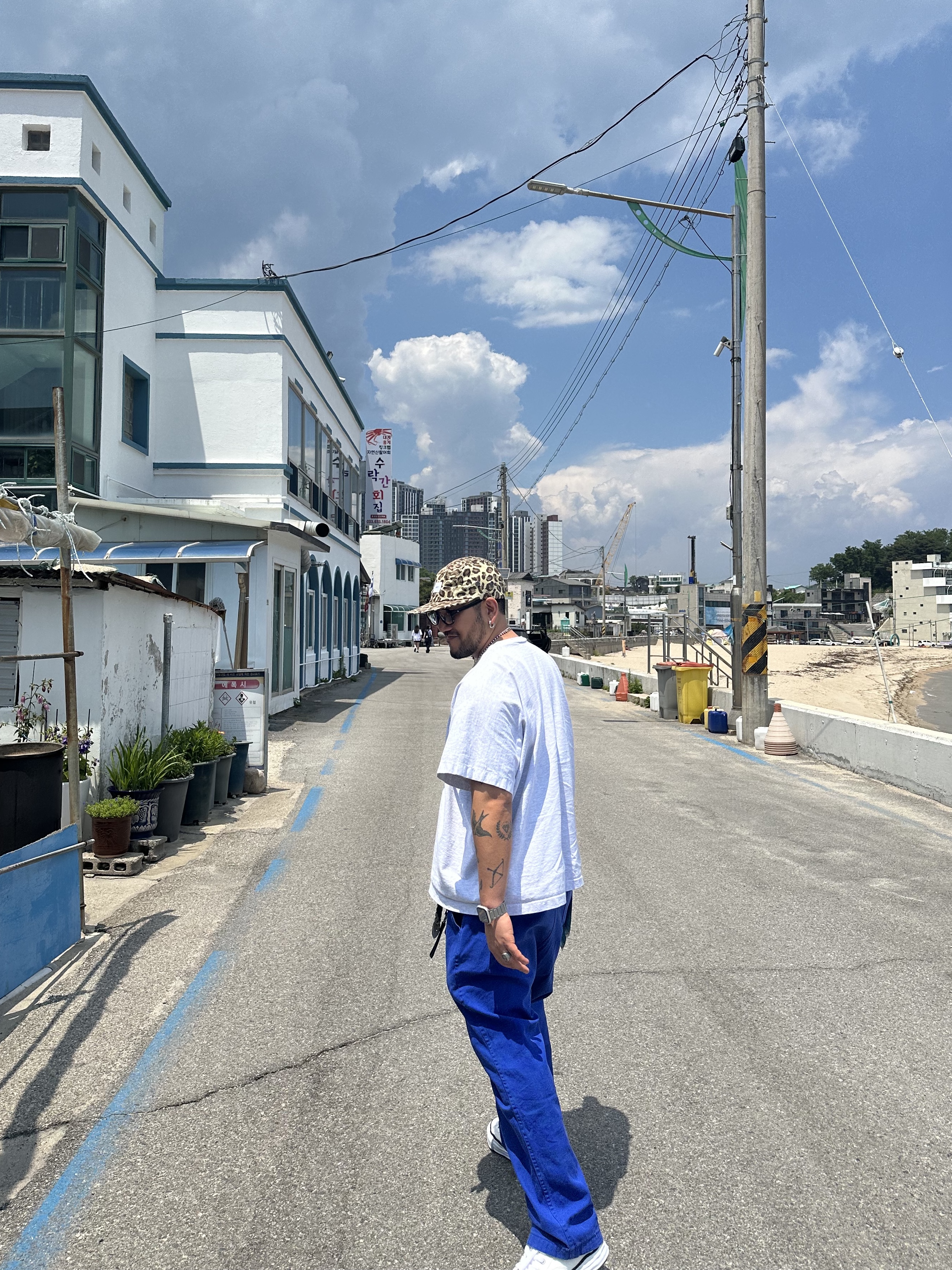 Yeezy x Gosha Rubchinskiy YZY Black Dogs T-Shirt Heather Grey, Maison Mihara Yasuhiro Peterson OG Sole Canvas Low Sneakers White ์ฐฉ์ฉ ์คํ์ผ - 5