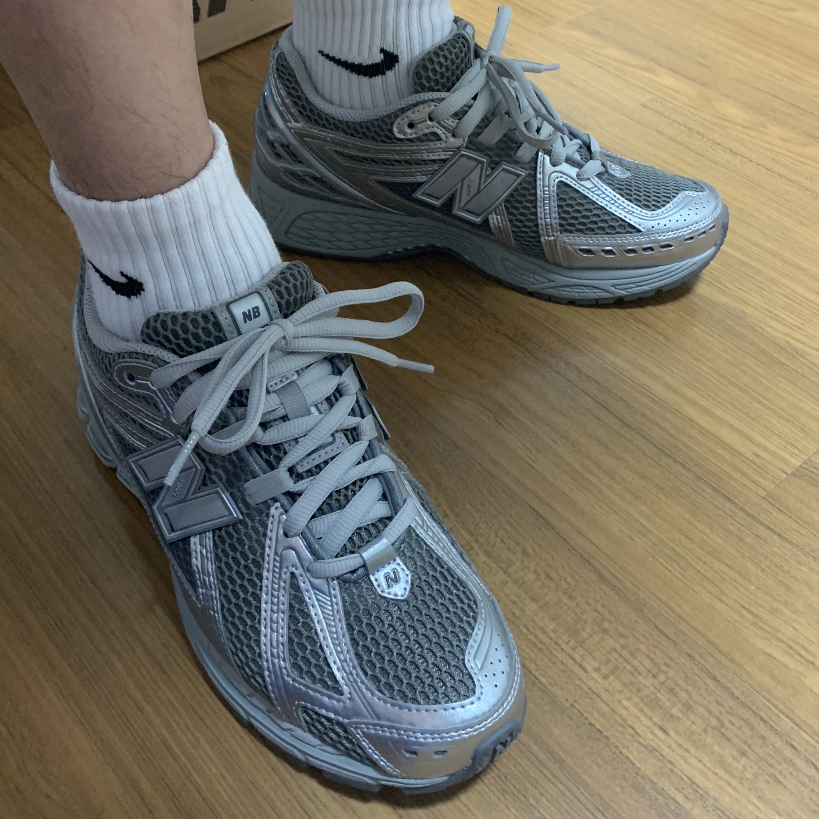 New Balance 1906R Harbor Grey Silver Metalic 착용 스타일 - 2