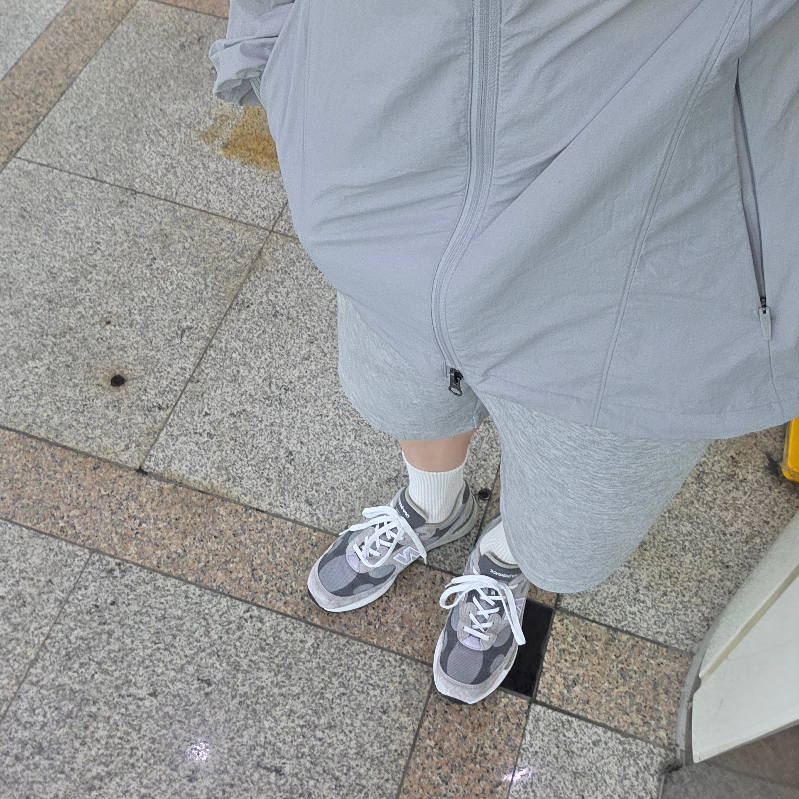 New Balance 992 Made in USA Core Grey Silver Metallic 착용 스타일 - 2