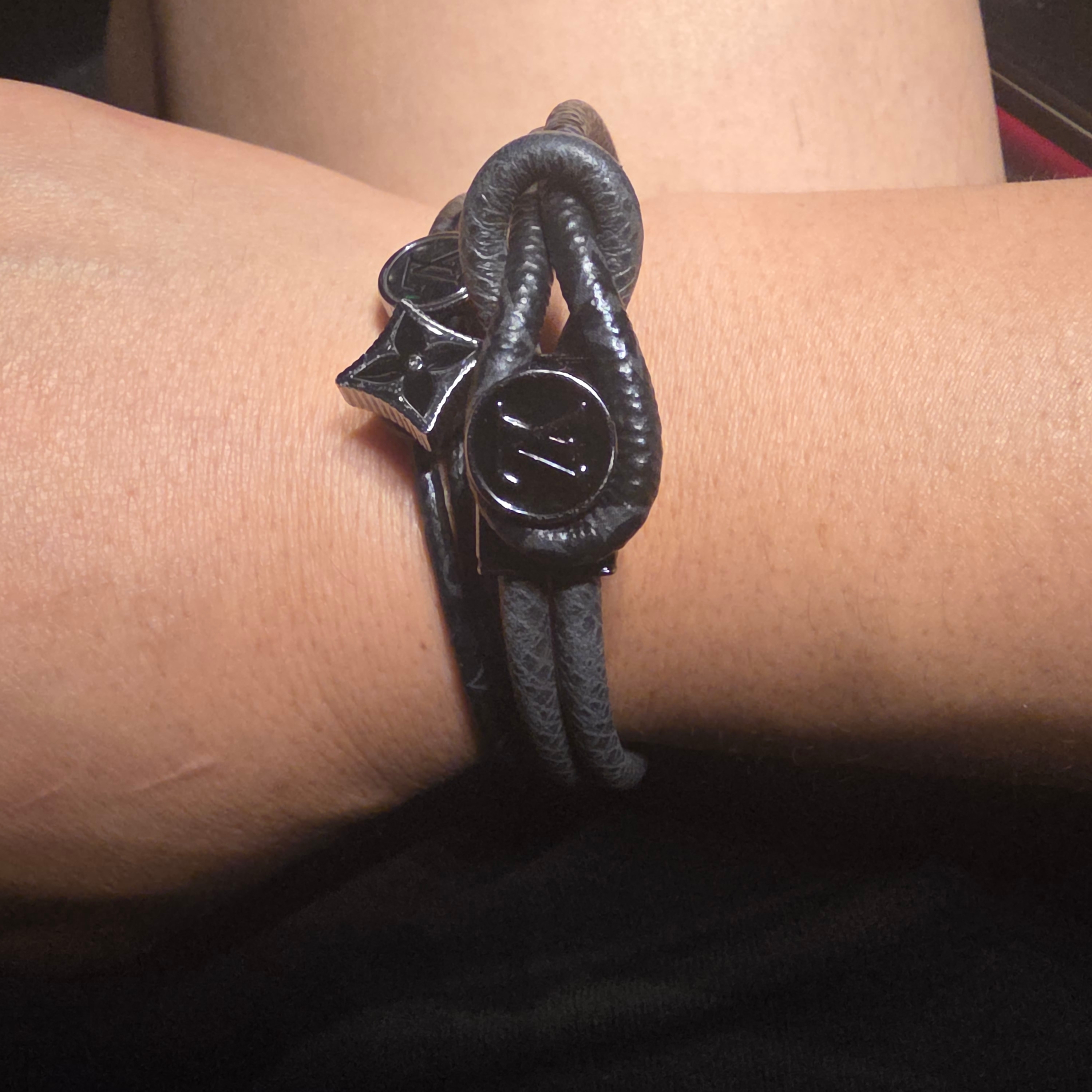 Louis Vuitton Catch It Bracelet Monogram Eclipse Silver, Louis Vuitton Loop It Bracelet Silver Eclipse 착용 스타일