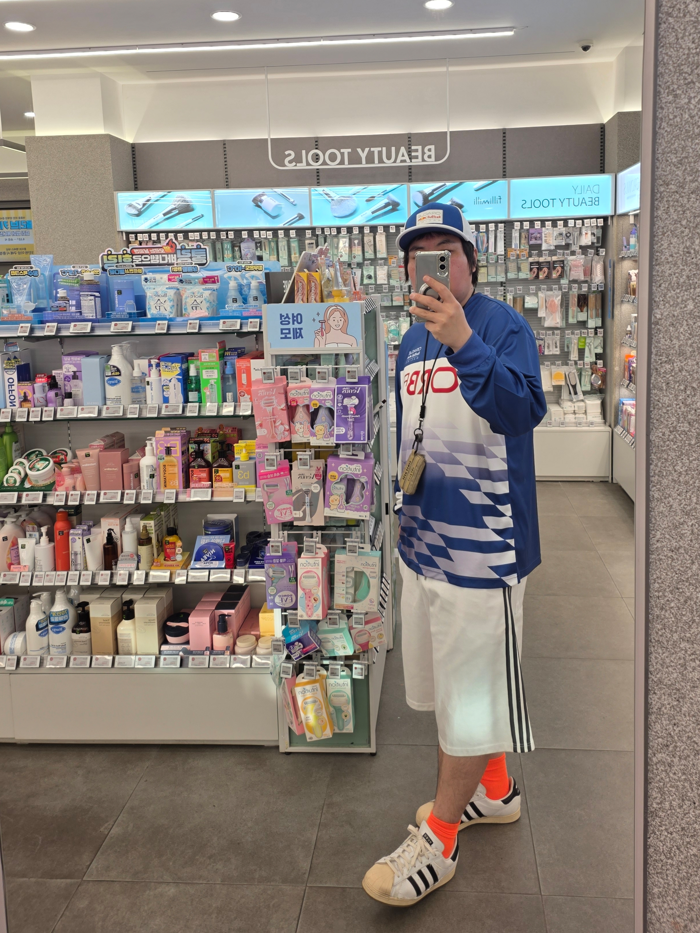 New Era x Oracle Red Bull Racing Size Cap Bright Royal, New Era x Oracle Red Bull Racing Long Sleeve T-Shirt Blue 착용 스타일 - 3