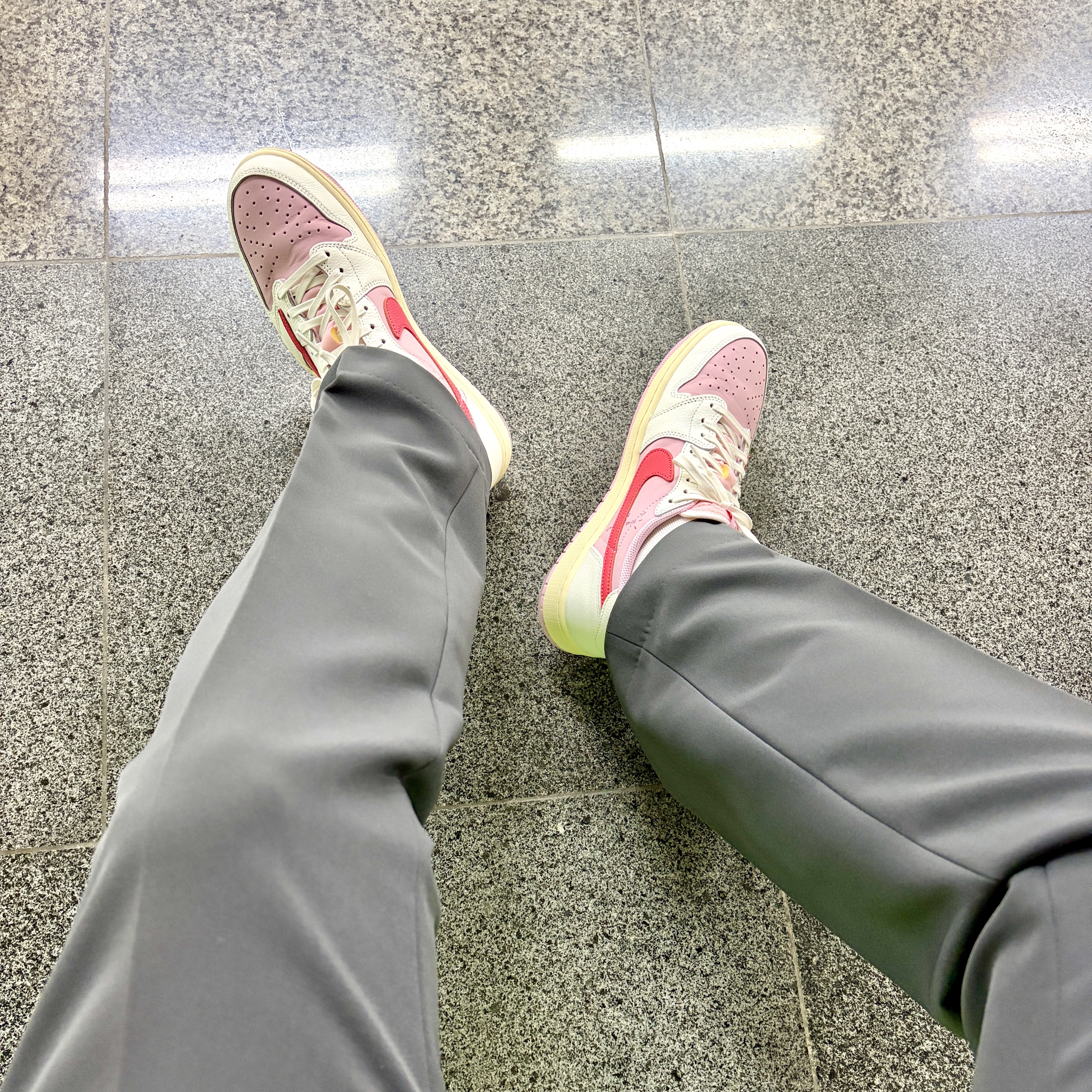 Jordan 1 x Travis Scott Retro Low OG SP Sail Tropical Pink 착용 스타일
