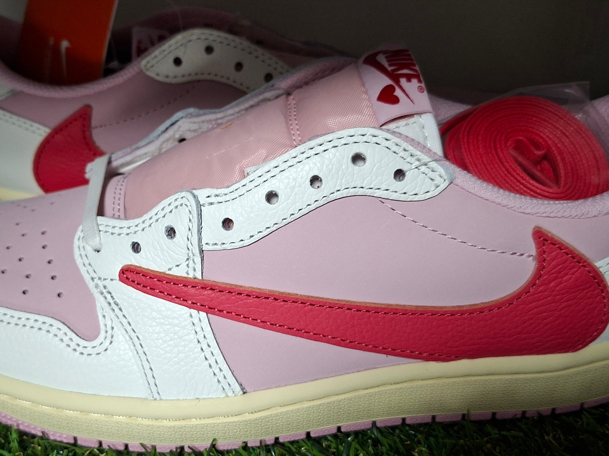 Jordan 1 x Travis Scott Retro Low OG SP Sail Tropical Pink 착용 스타일