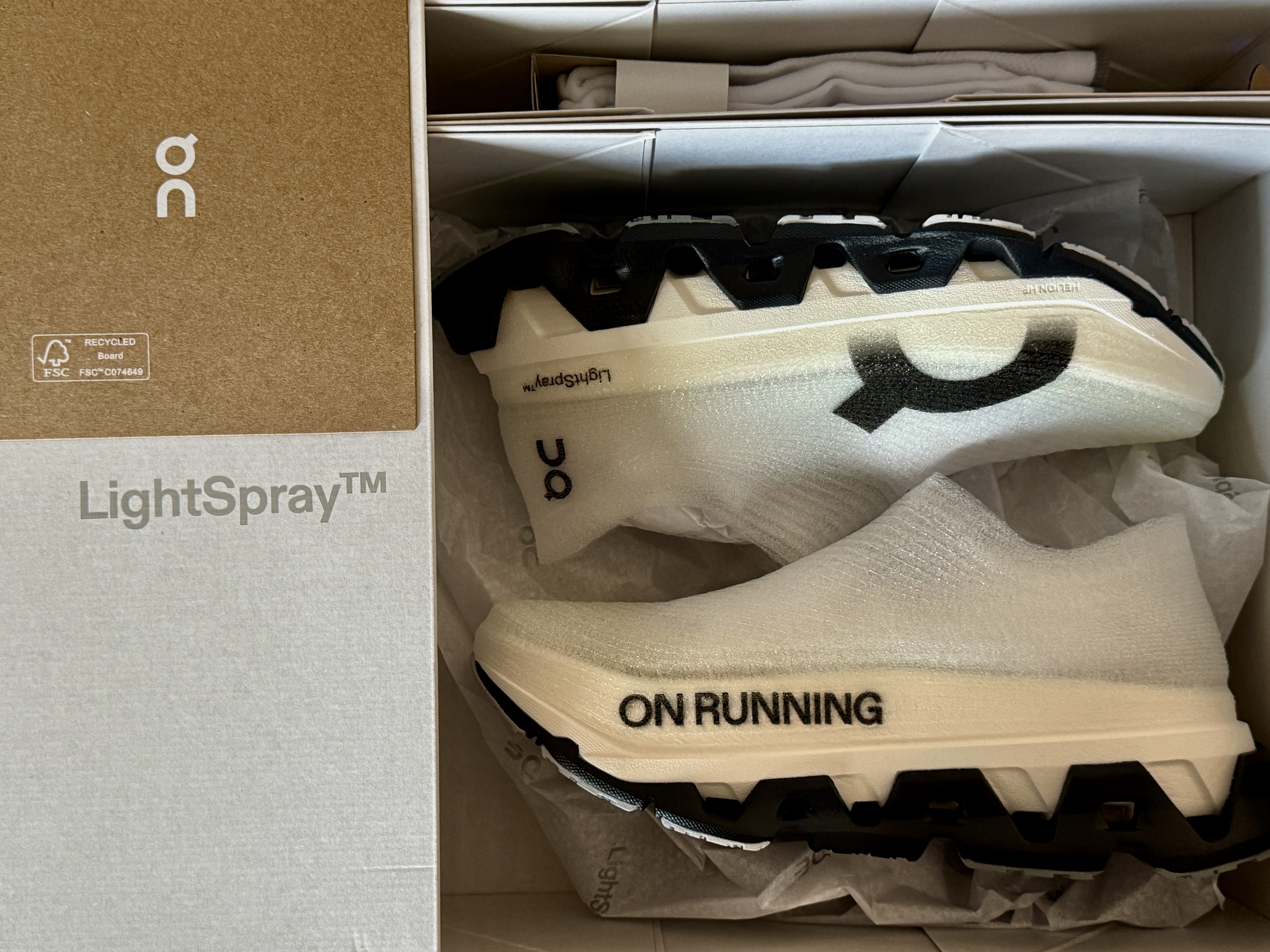 On Running LightSpray Cloudmonster 3 Hyper Black Apollo 착용 스타일