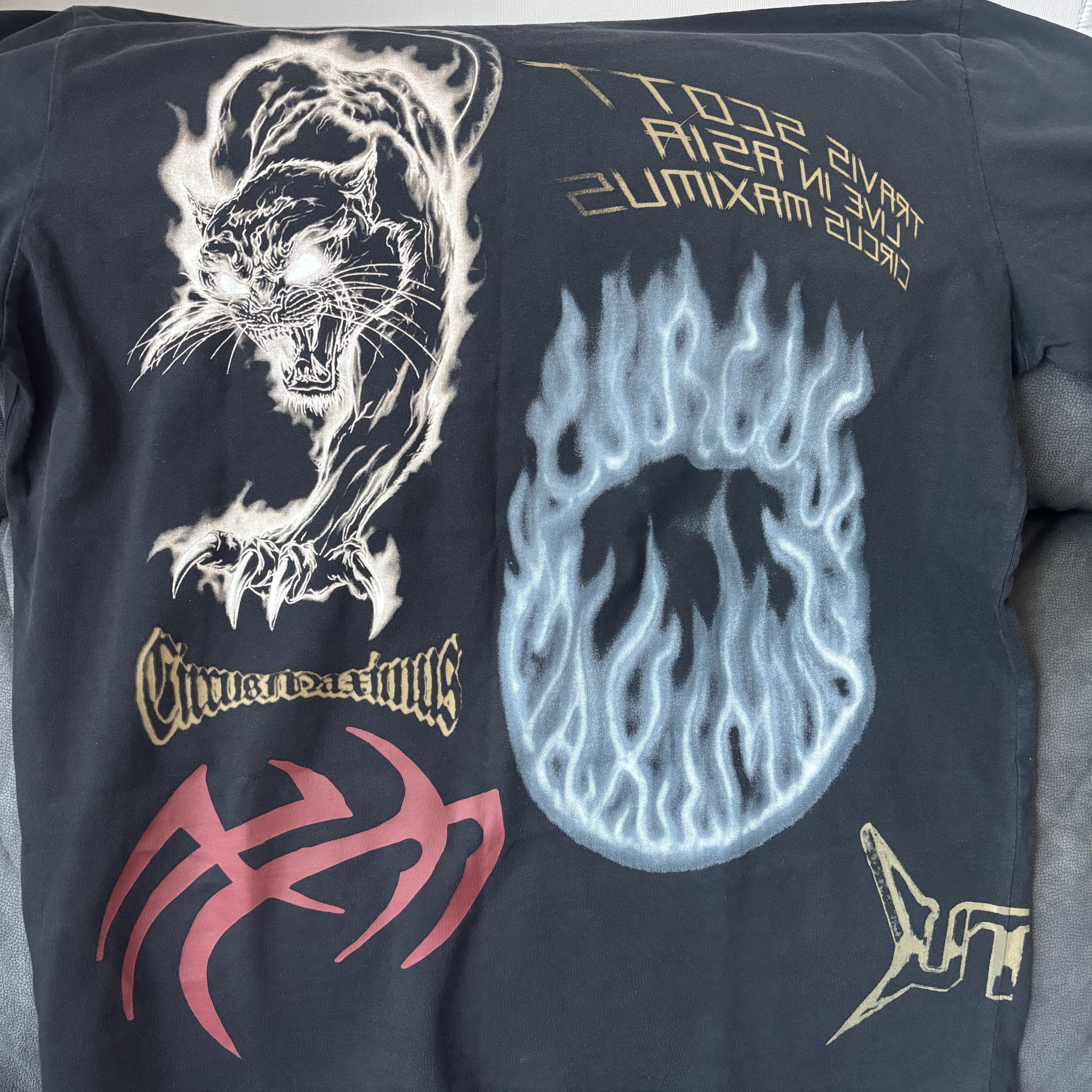 Travis Scott Circus Maximus Stadium Tour 25 Live From Asia T-Shirts Black 착용 스타일 - 3