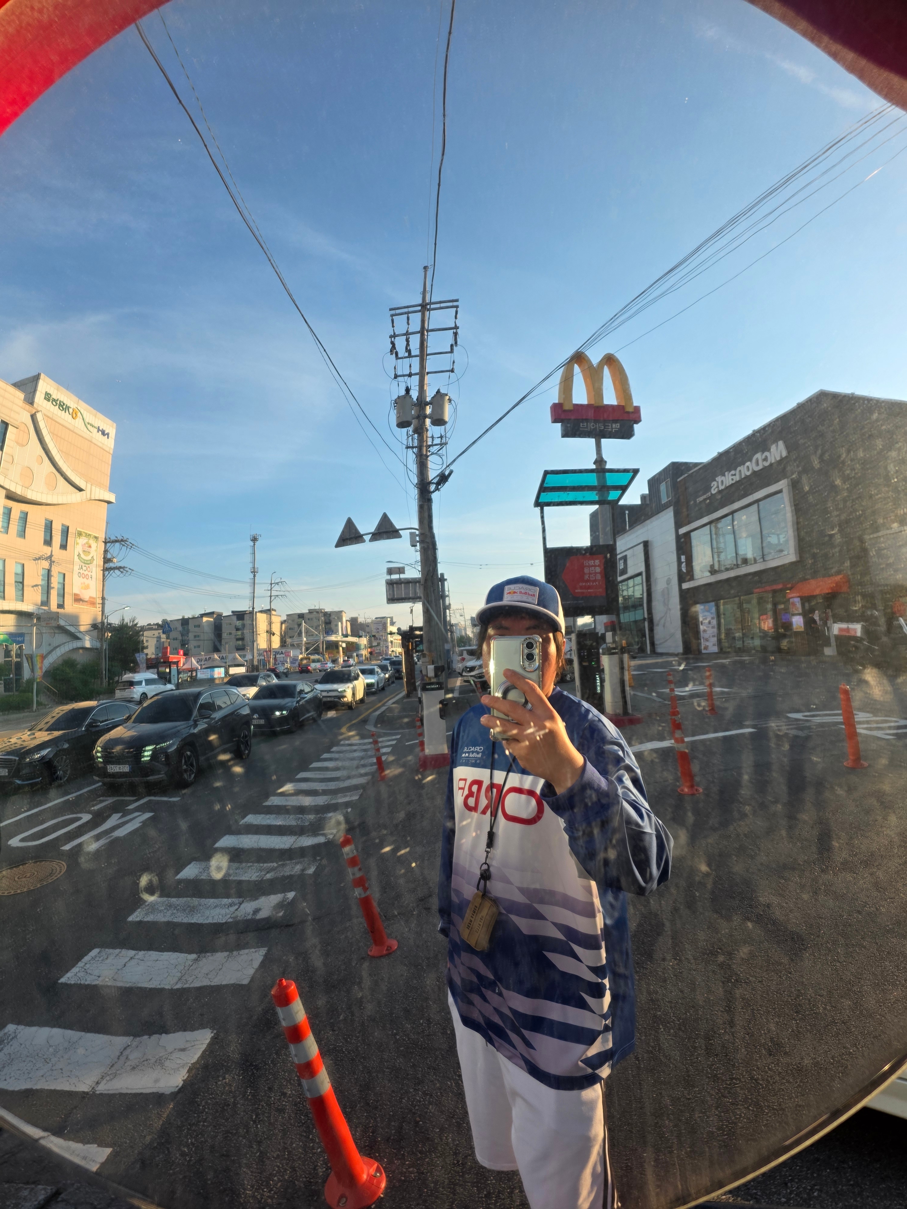 New Era x Oracle Red Bull Racing Size Cap Bright Royal, New Era x Oracle Red Bull Racing Long Sleeve T-Shirt Blue 착용 스타일 - 5