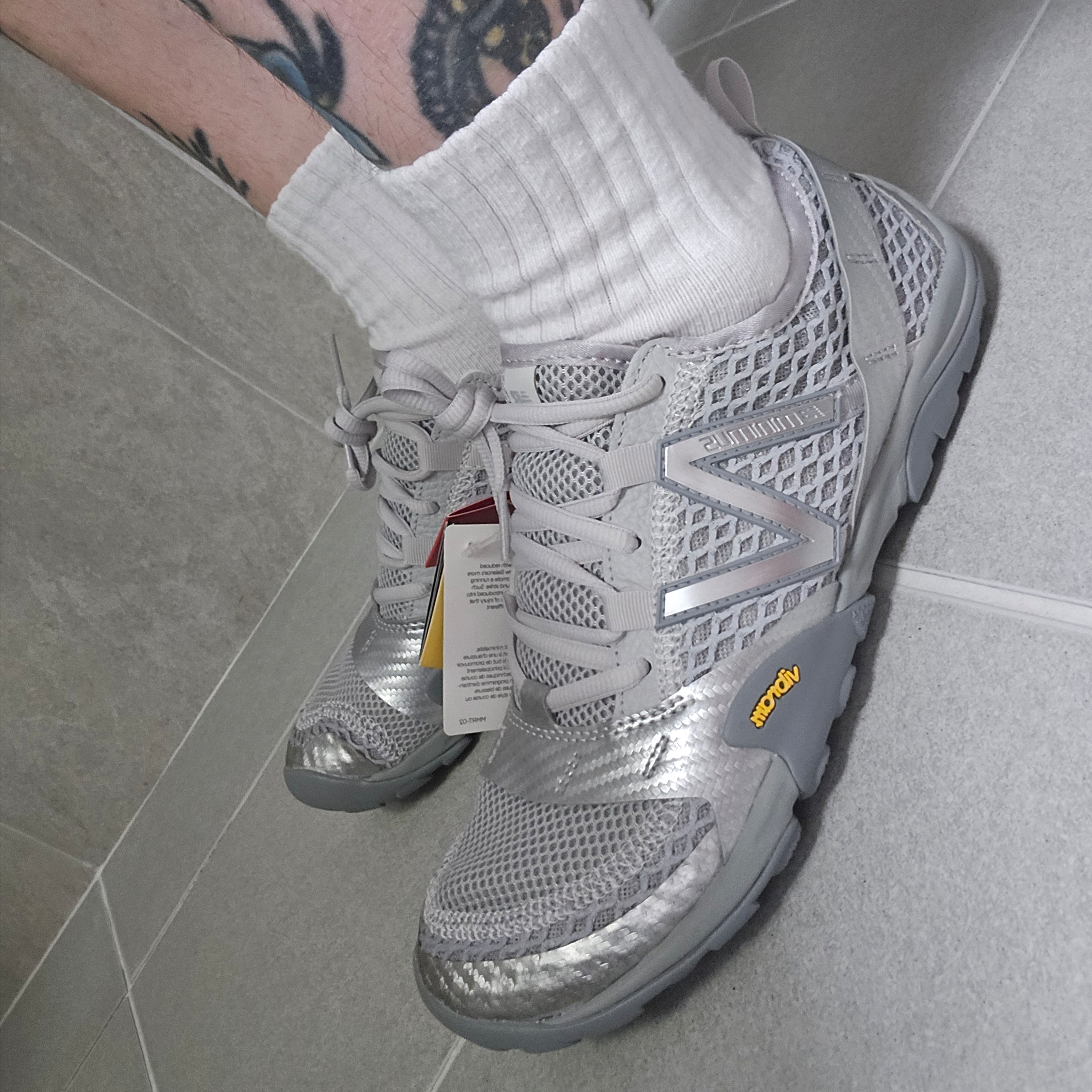 New Balance Minimus MT10O Slate Grey Silver Metallic 착용 스타일 - 2