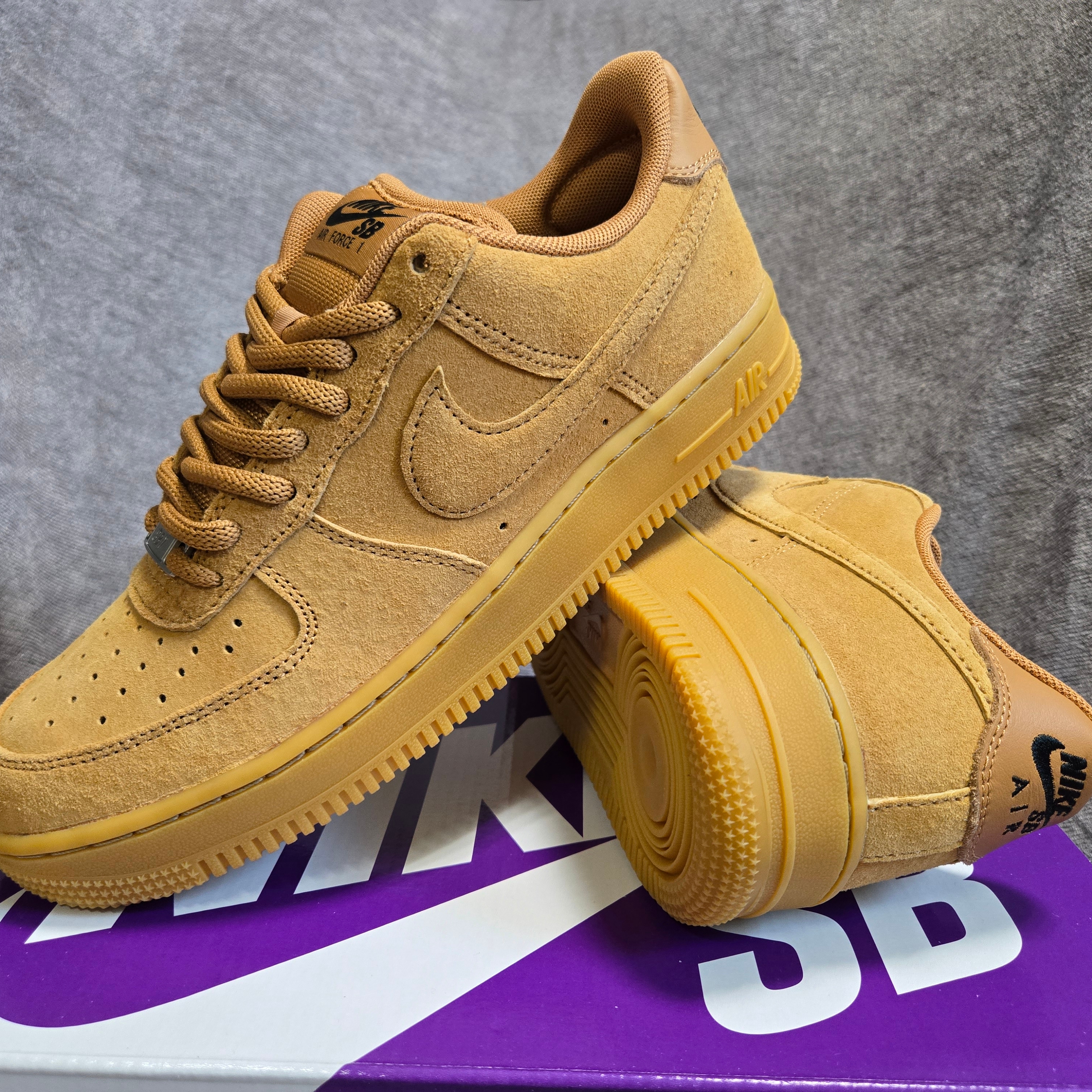 Nike SB Air Force 1 Low Flax and Black, Nike x Supreme Air Force 1 Low White 착용 스타일 - 3