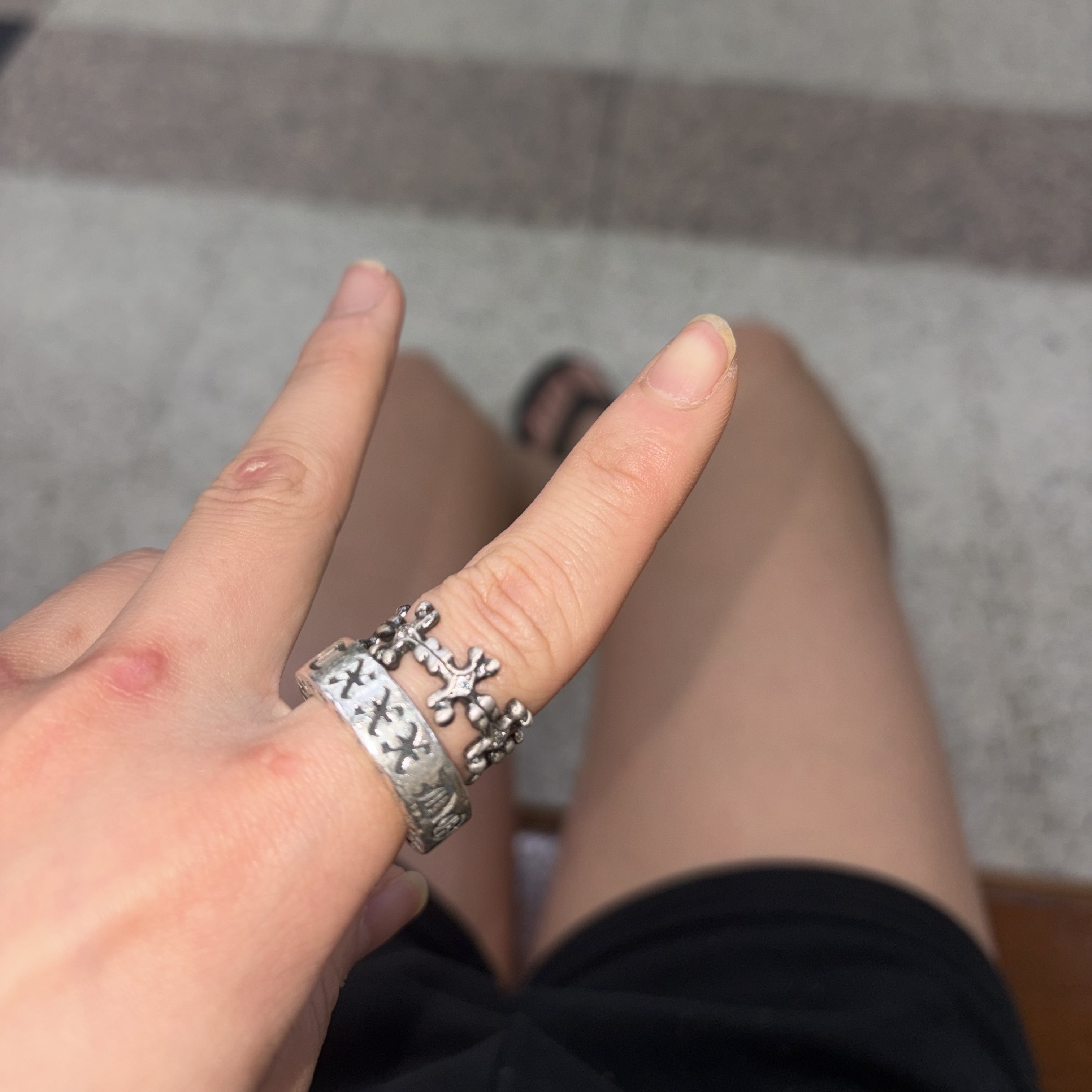 [프리오더] Polyteru 925 Silver Ring 004 Floral Cross Bone 착용 스타일