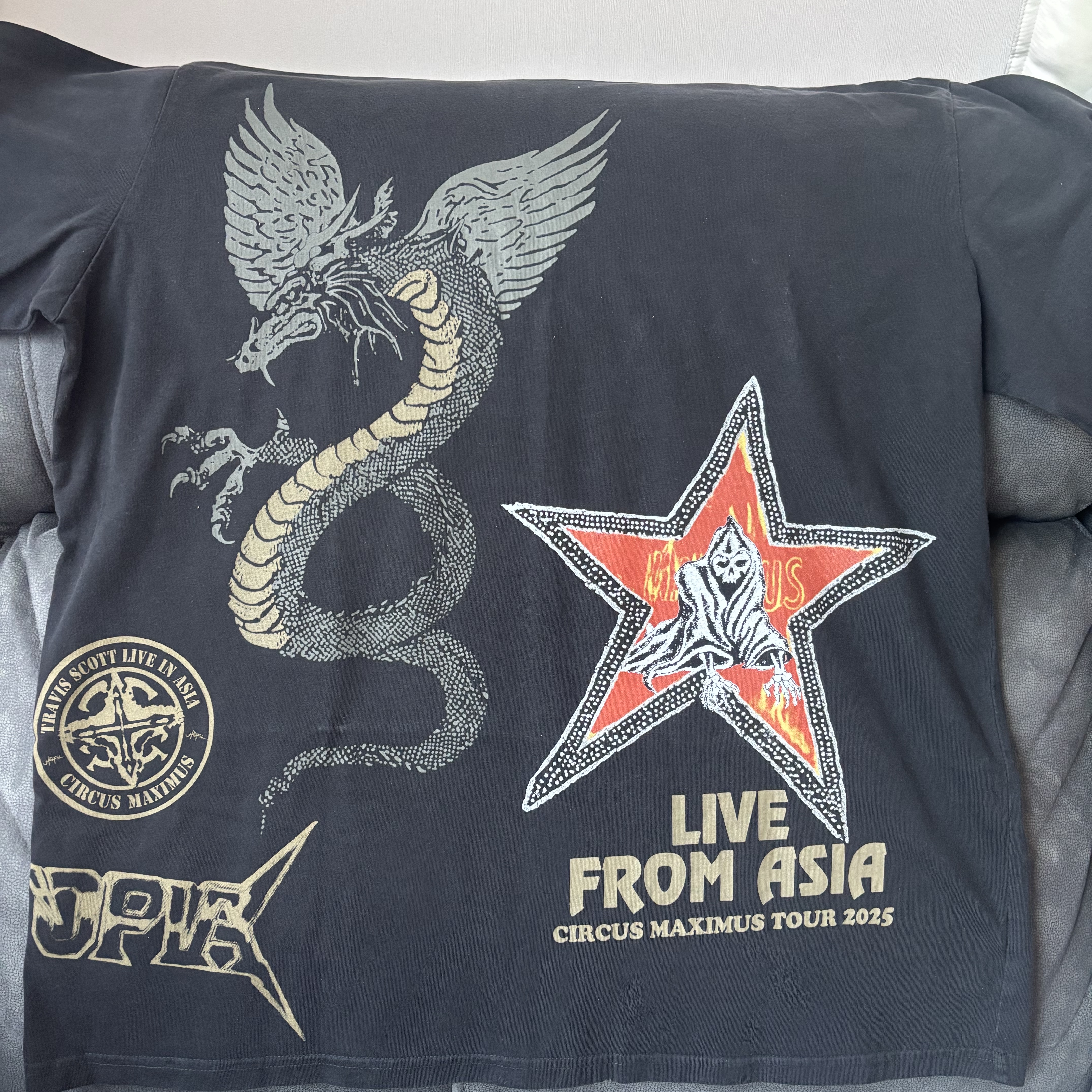Travis Scott Circus Maximus Stadium Tour 25 Live From Asia T-Shirts Black 착용 스타일 - 2