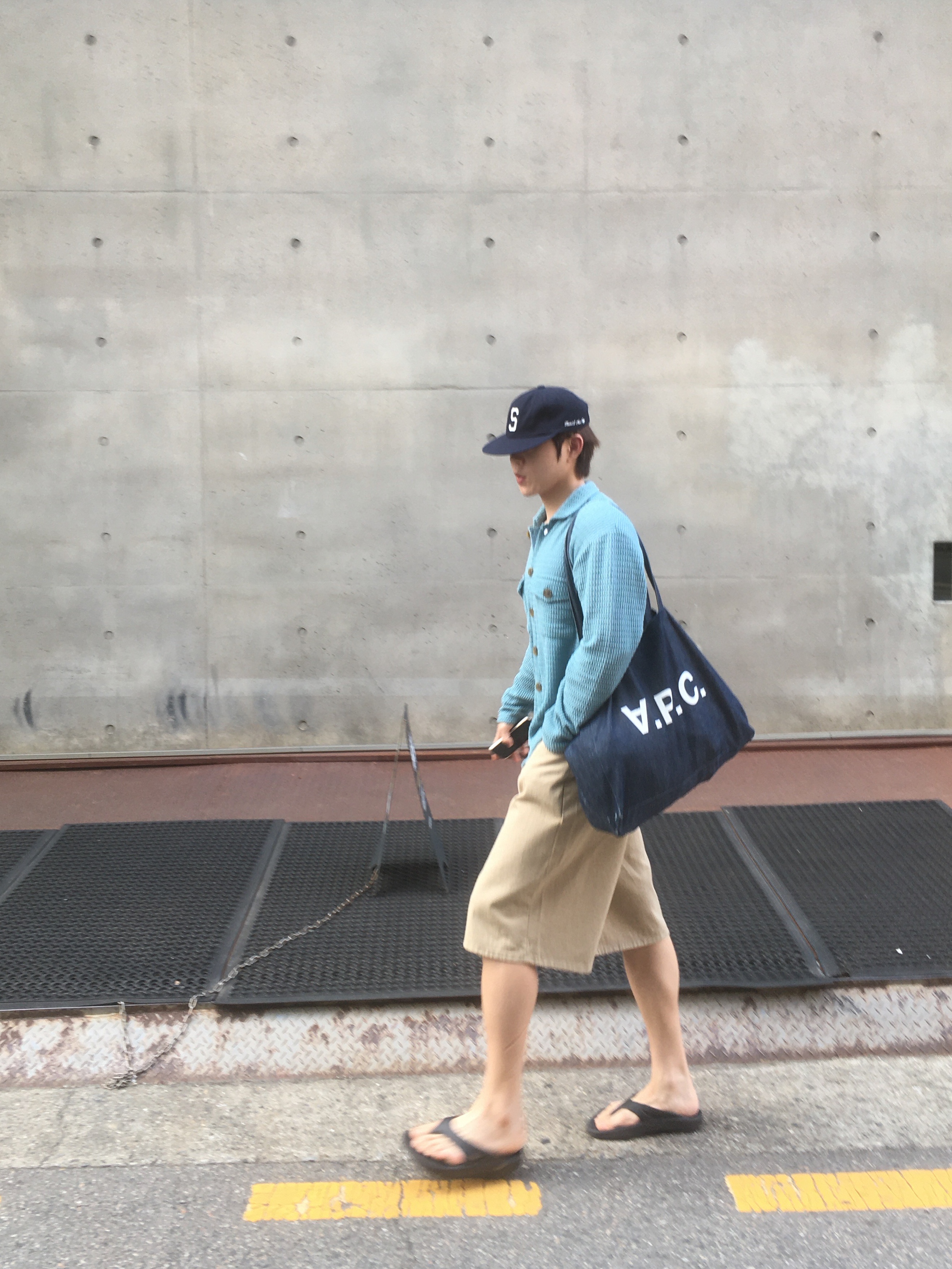 Hello Sunrise S Logo Cotton Relaxed Fit 6Panel Cap Deep Navy, A.P.C. Daniela Shopping Bag Indigo 착용 스타일 - 4