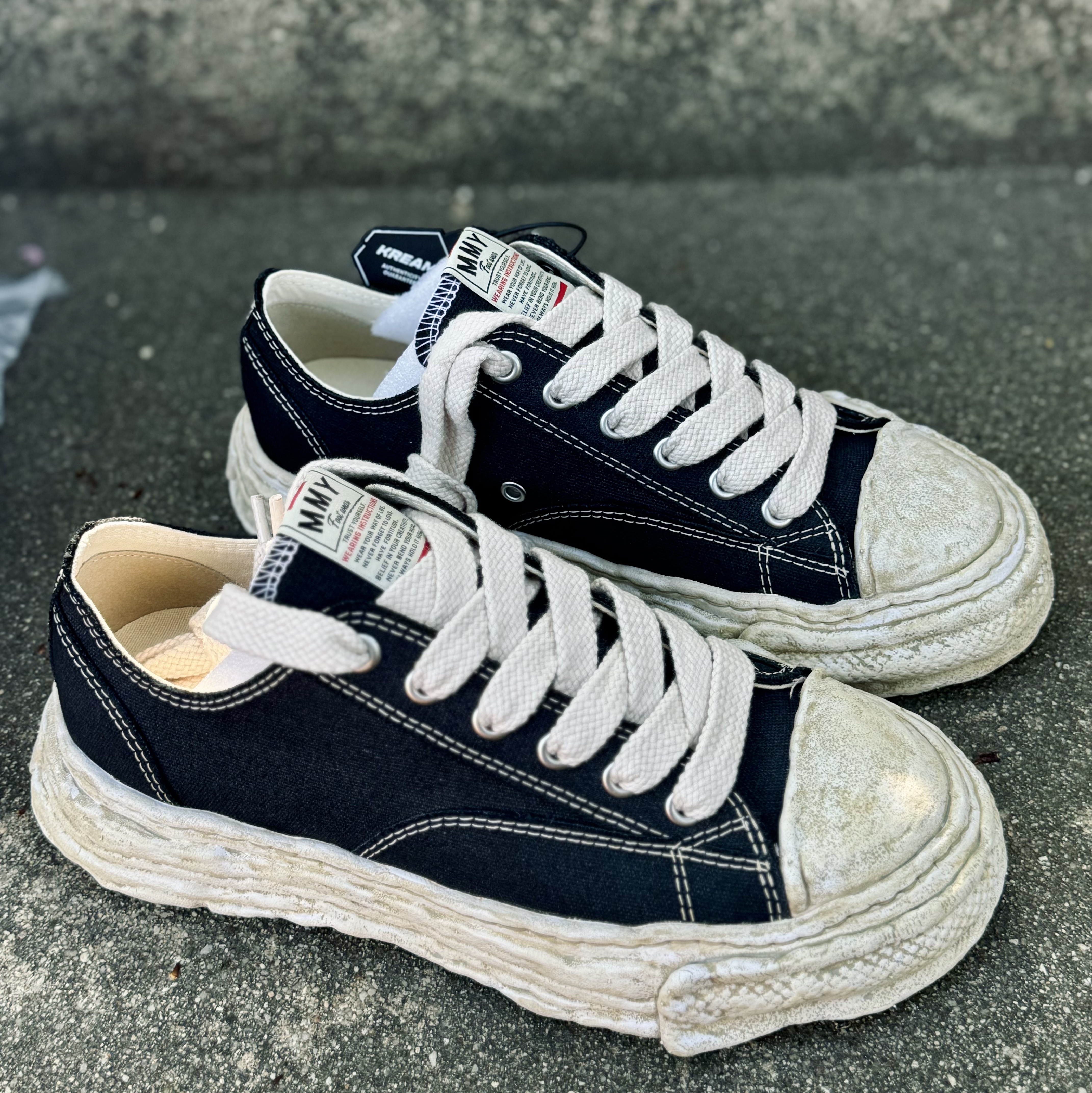Maison Mihara Yasuhiro Peterson23 OG Sole Garment Dyed Canvas Low-top Sneakers Black 착용 스타일