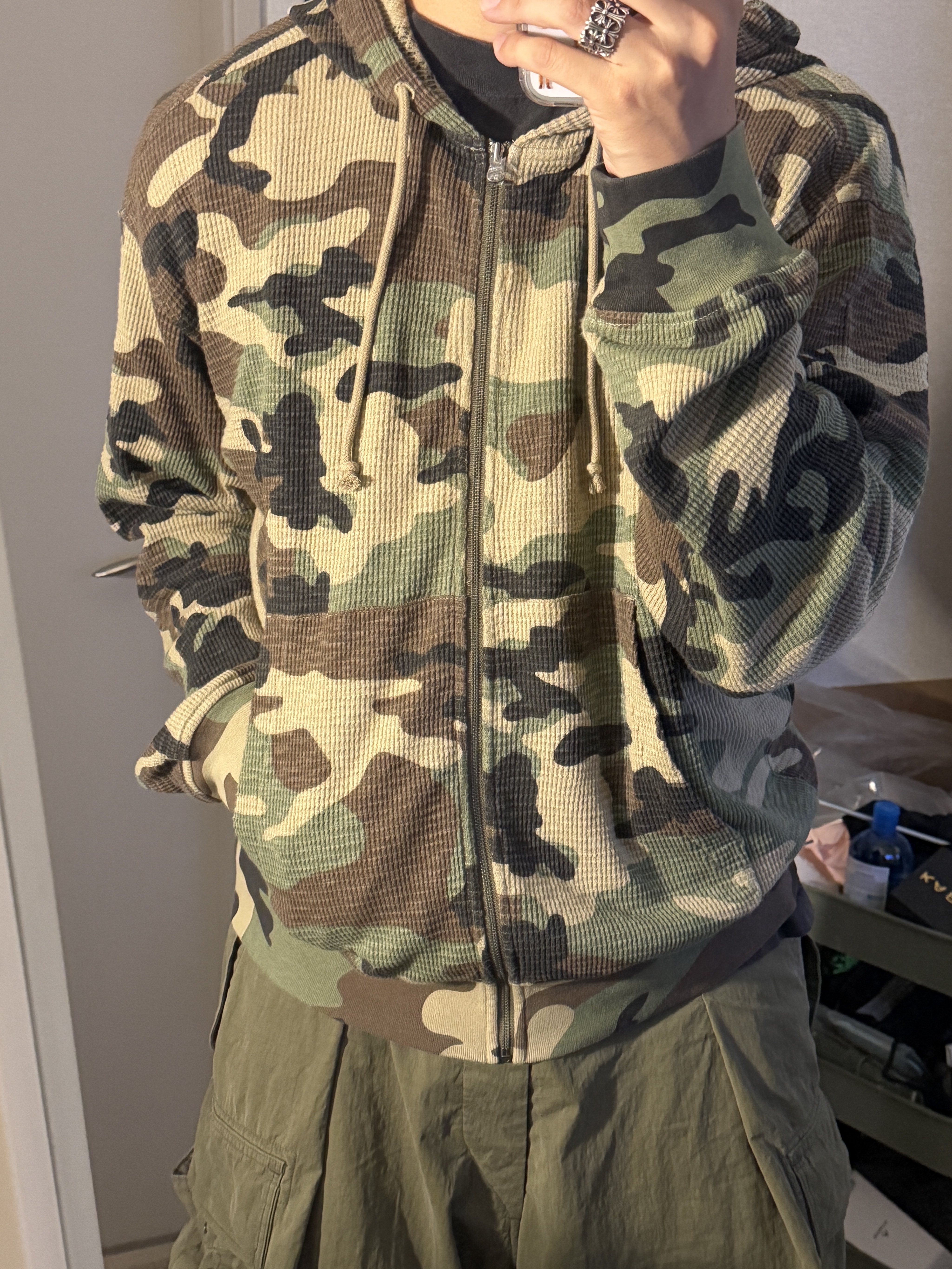 Stussy Lightweight Thermal Hoodie Camo 착용 스타일 - 2