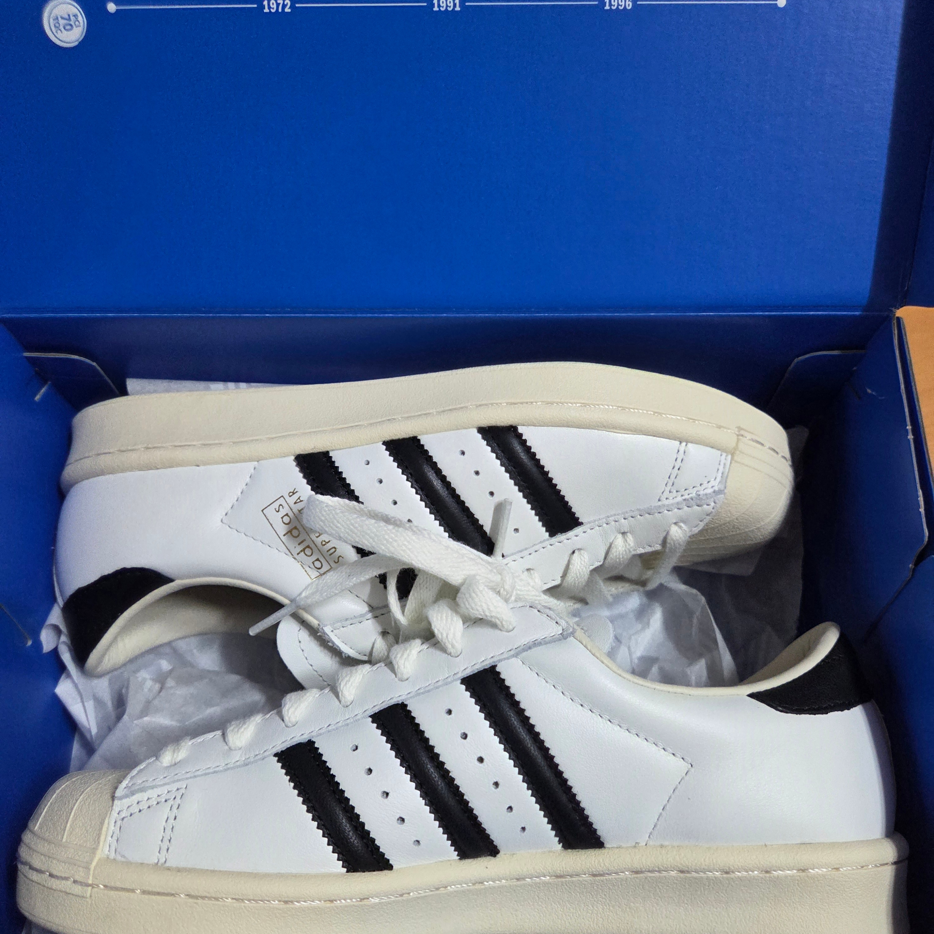 Adidas Superstar Vintage Core White Core Black 착용 스타일 - 2