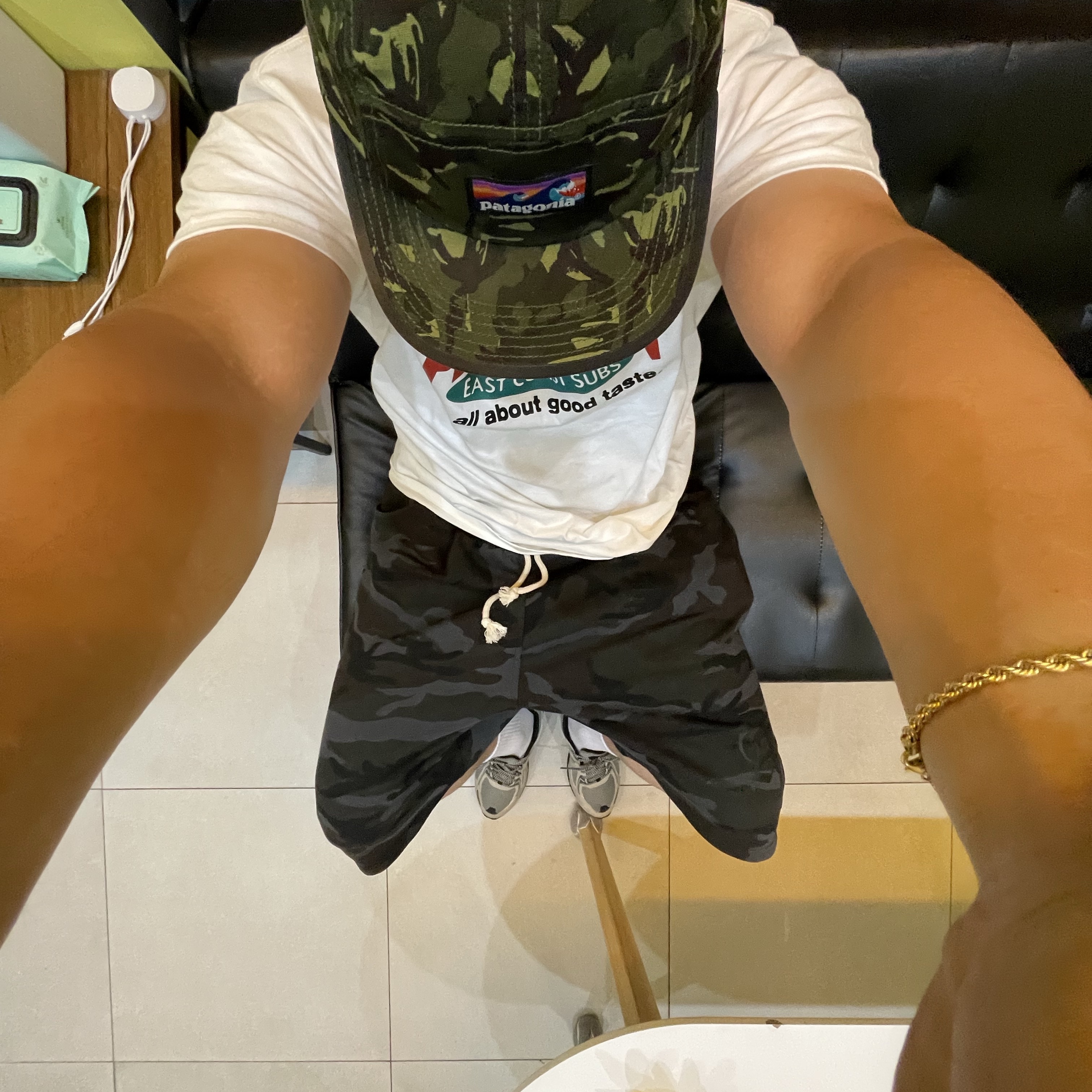 Gildan X American Collection PENN STATION T-Shirt White, AMOU Camo One Tuck Bermuda Pants Charcoal 착용 스타일 - 1